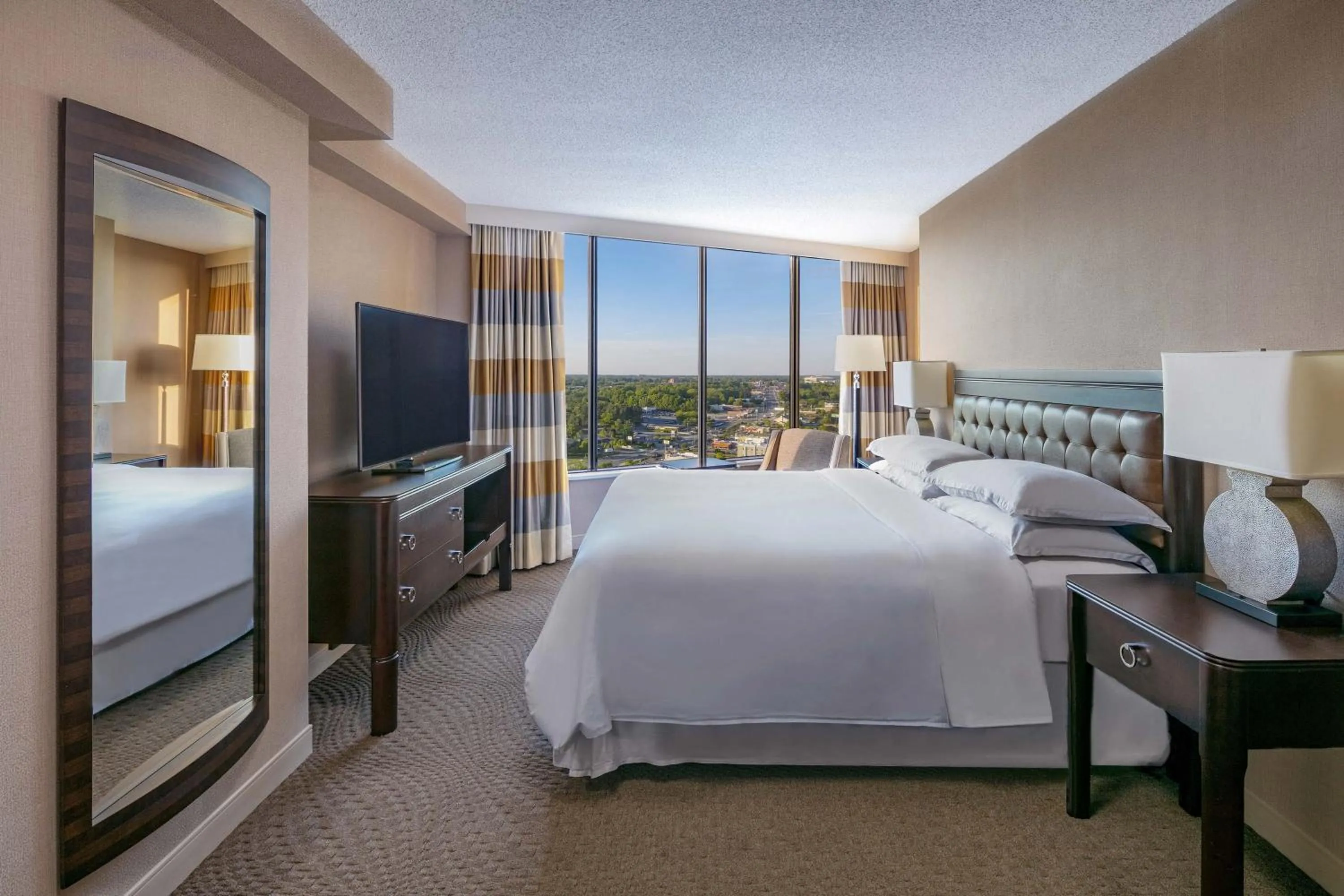 Bedroom, Bed in Sheraton Greensboro