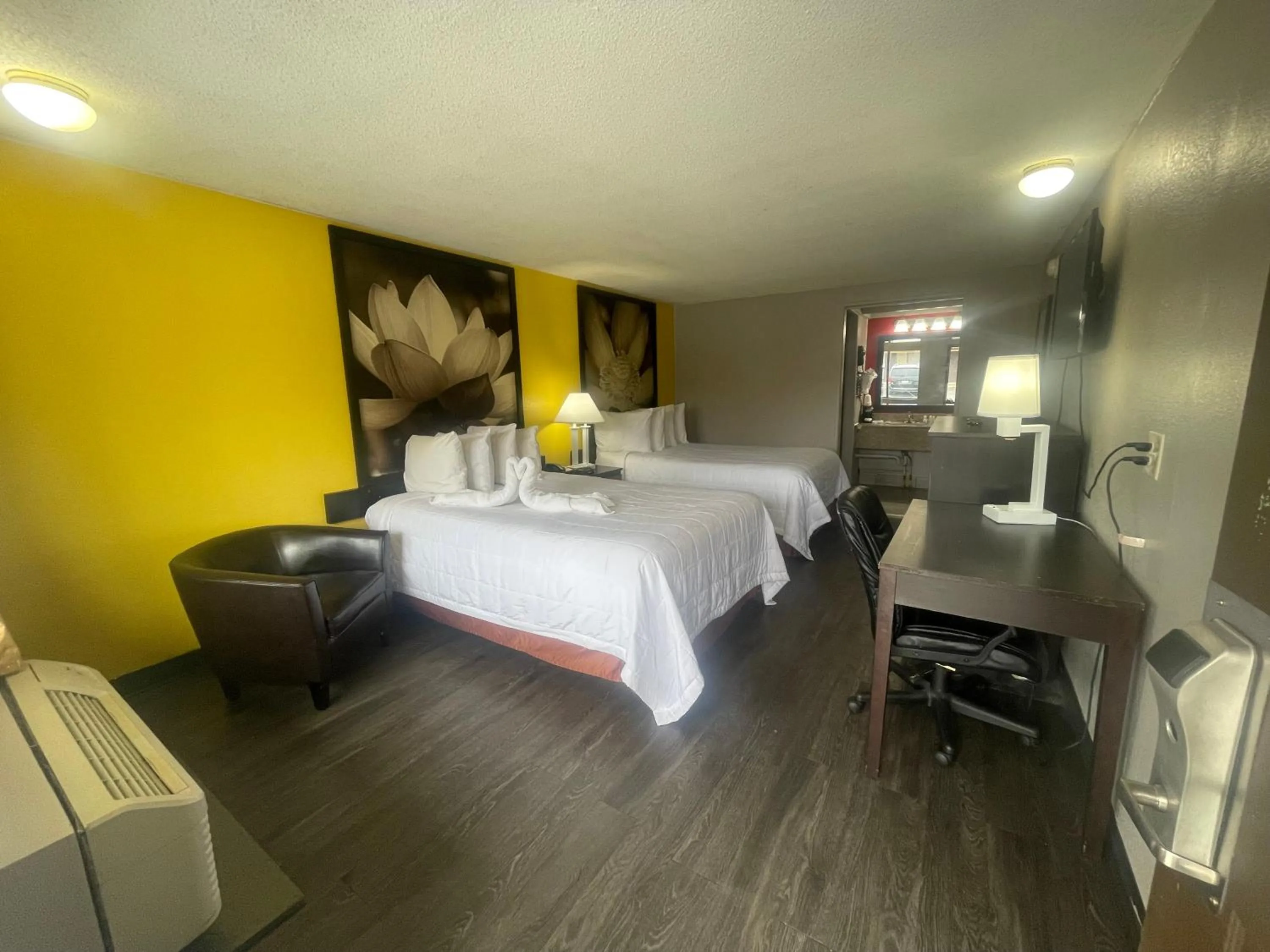 Bedroom, Bed in Super 8 by Wyndham Monroe