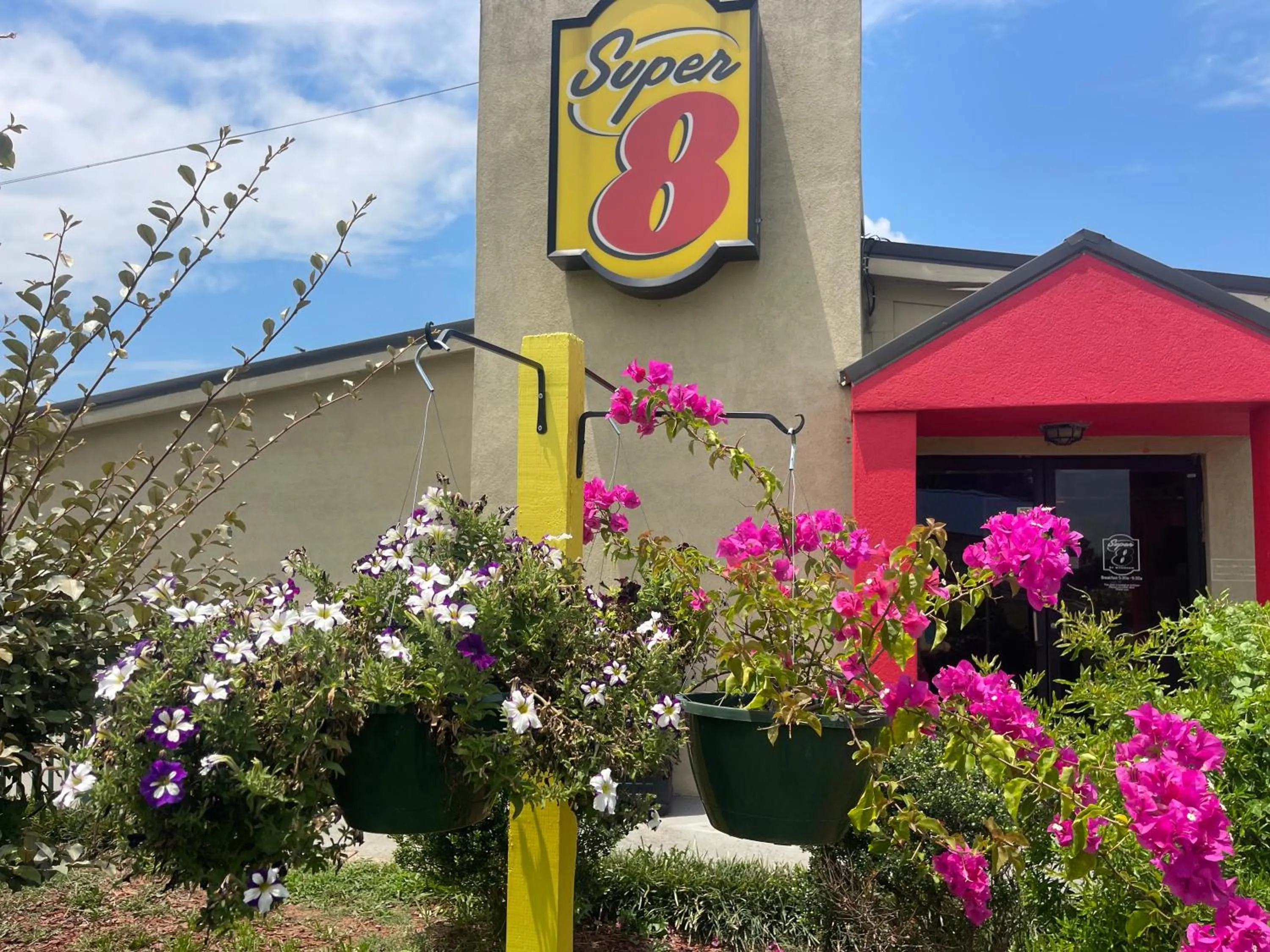 Garden in Super 8 by Wyndham Monroe