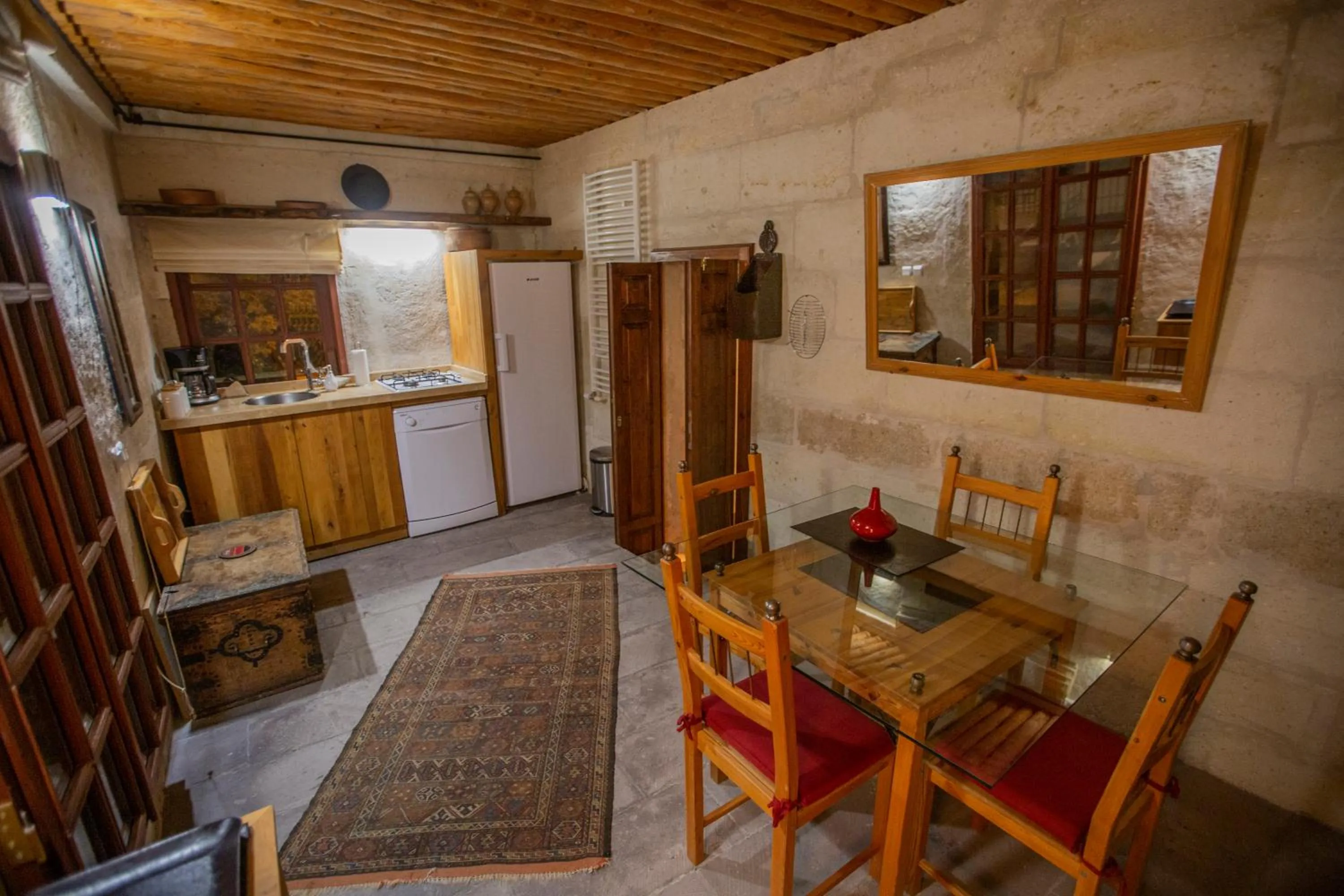 Kitchen or kitchenette in Asmalı Cave House