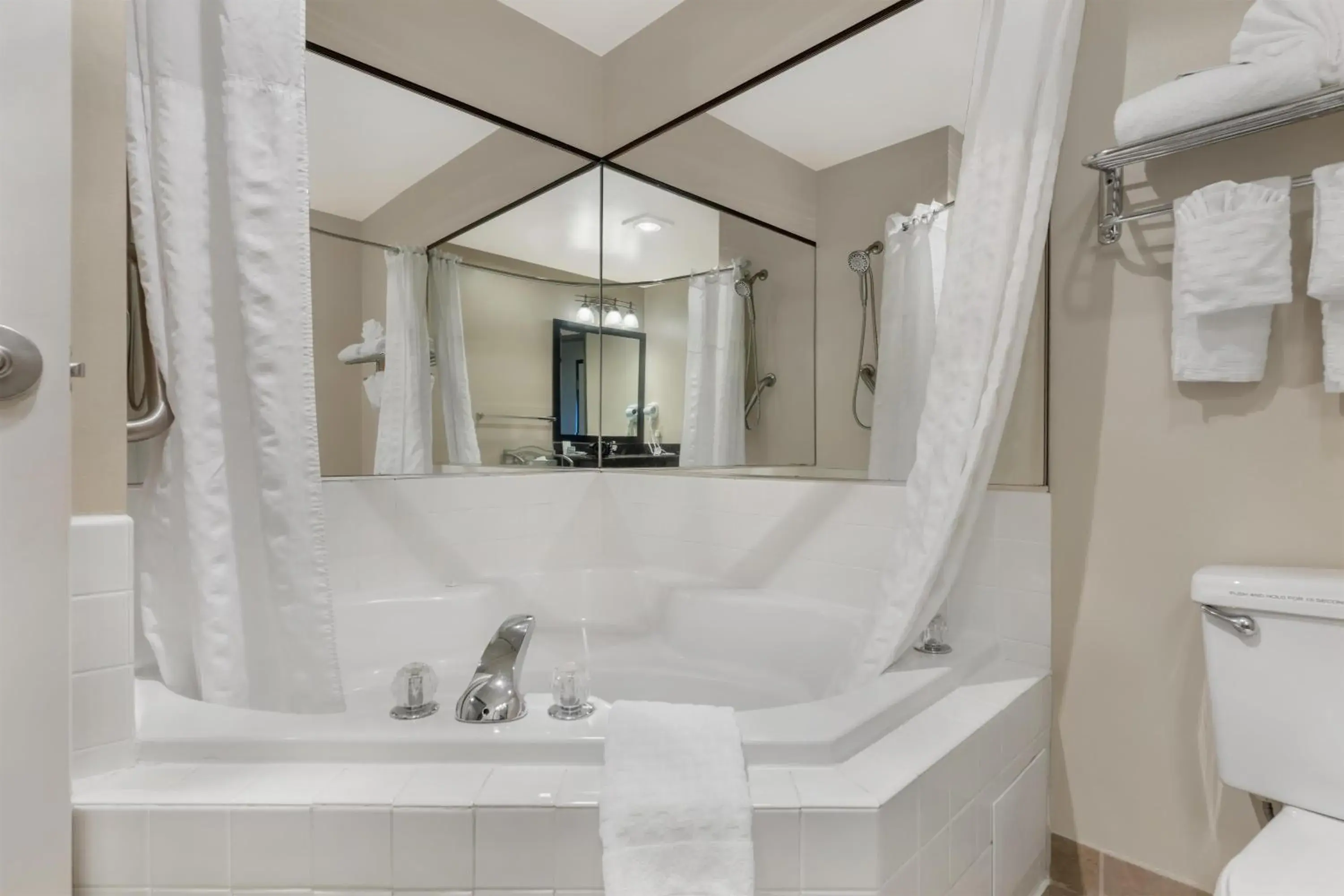 Bedroom in Best Western Sky Valley Inn Bedroom in Best Western Sky Valley Inn