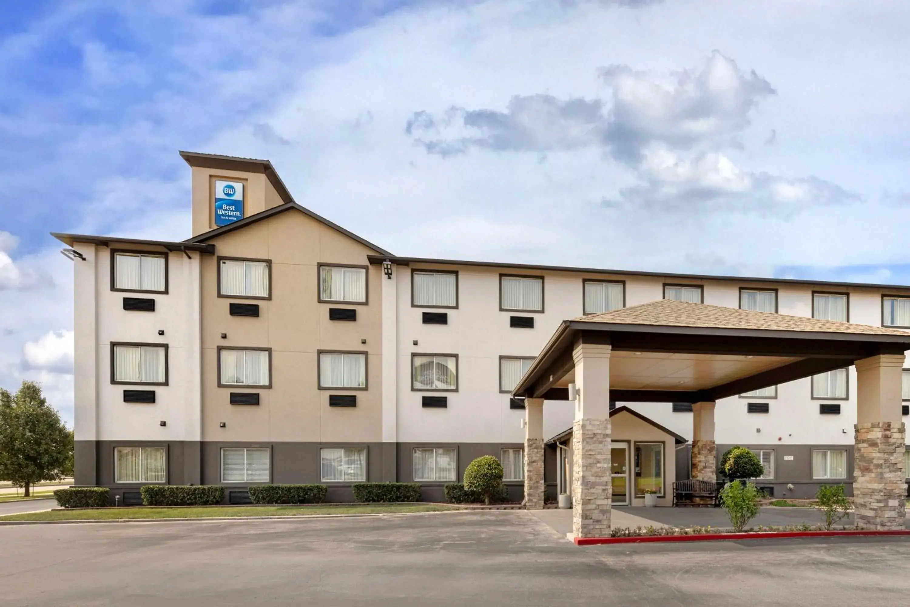 Property building in Best Western Greentree Inn & Suites Property building in Best Western Greentree Inn & Suites