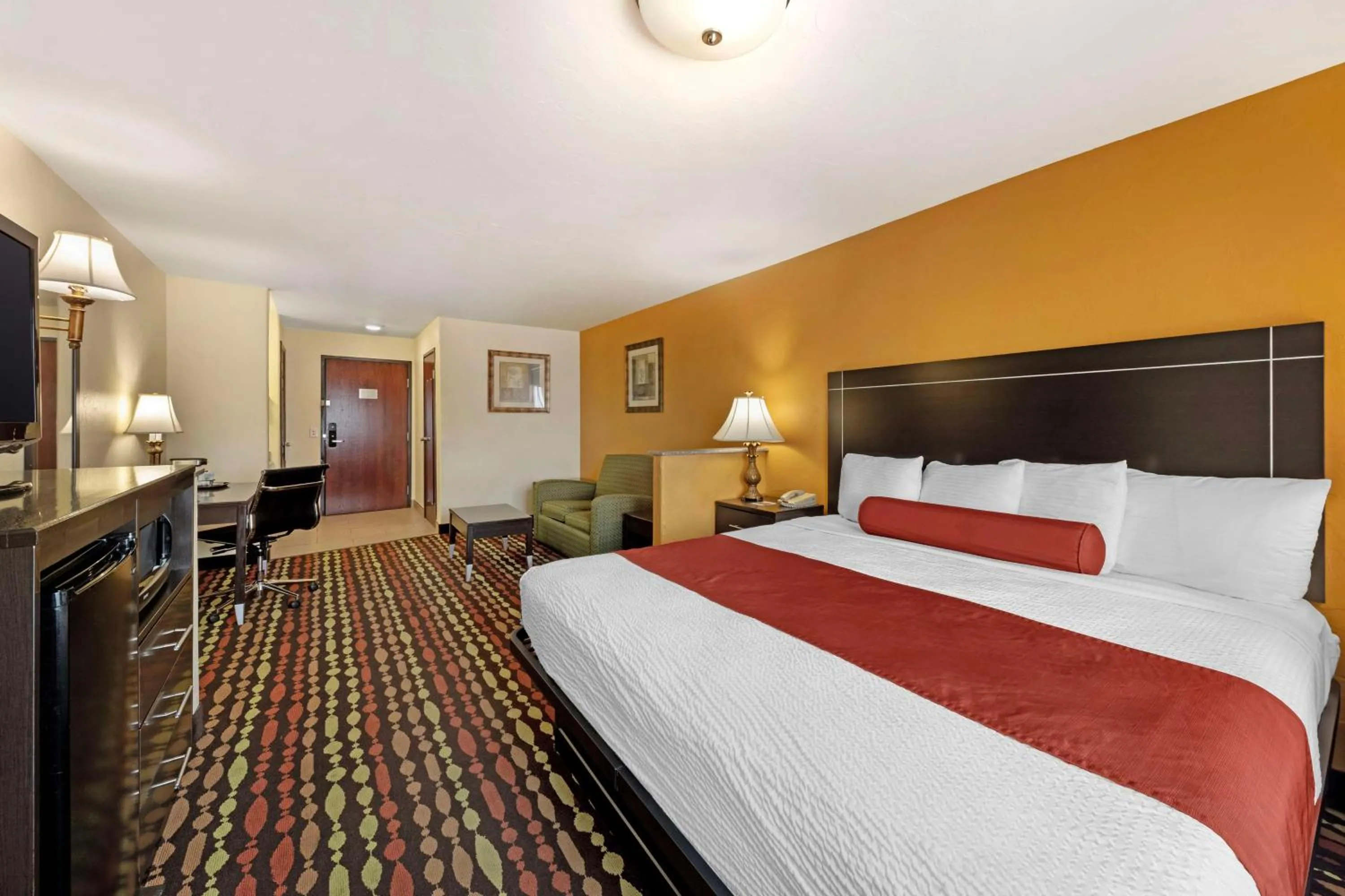 Photo of the whole room, Bed in Best Western Greentree Inn & Suites