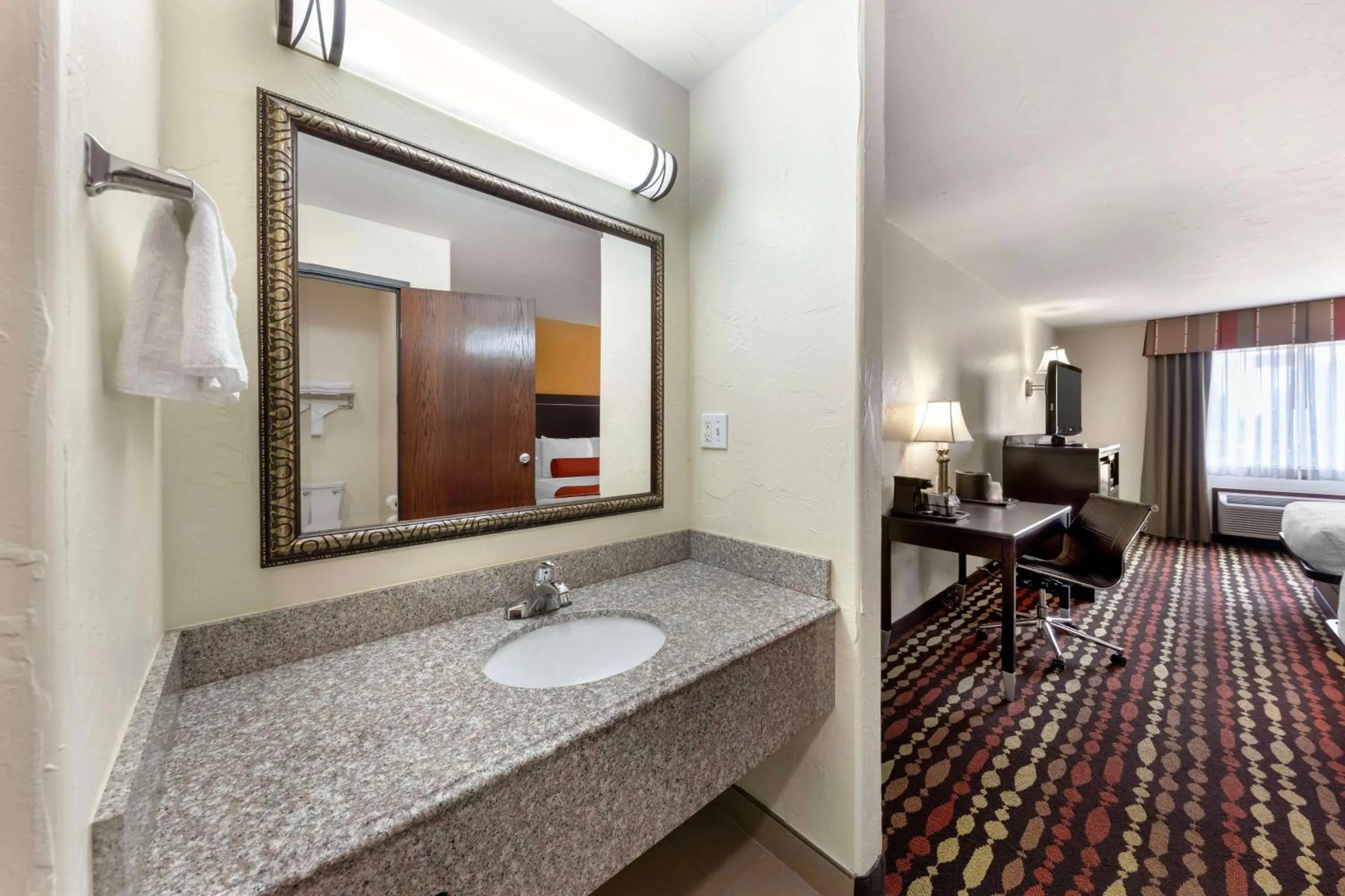 Bedroom in Best Western Greentree Inn & Suites