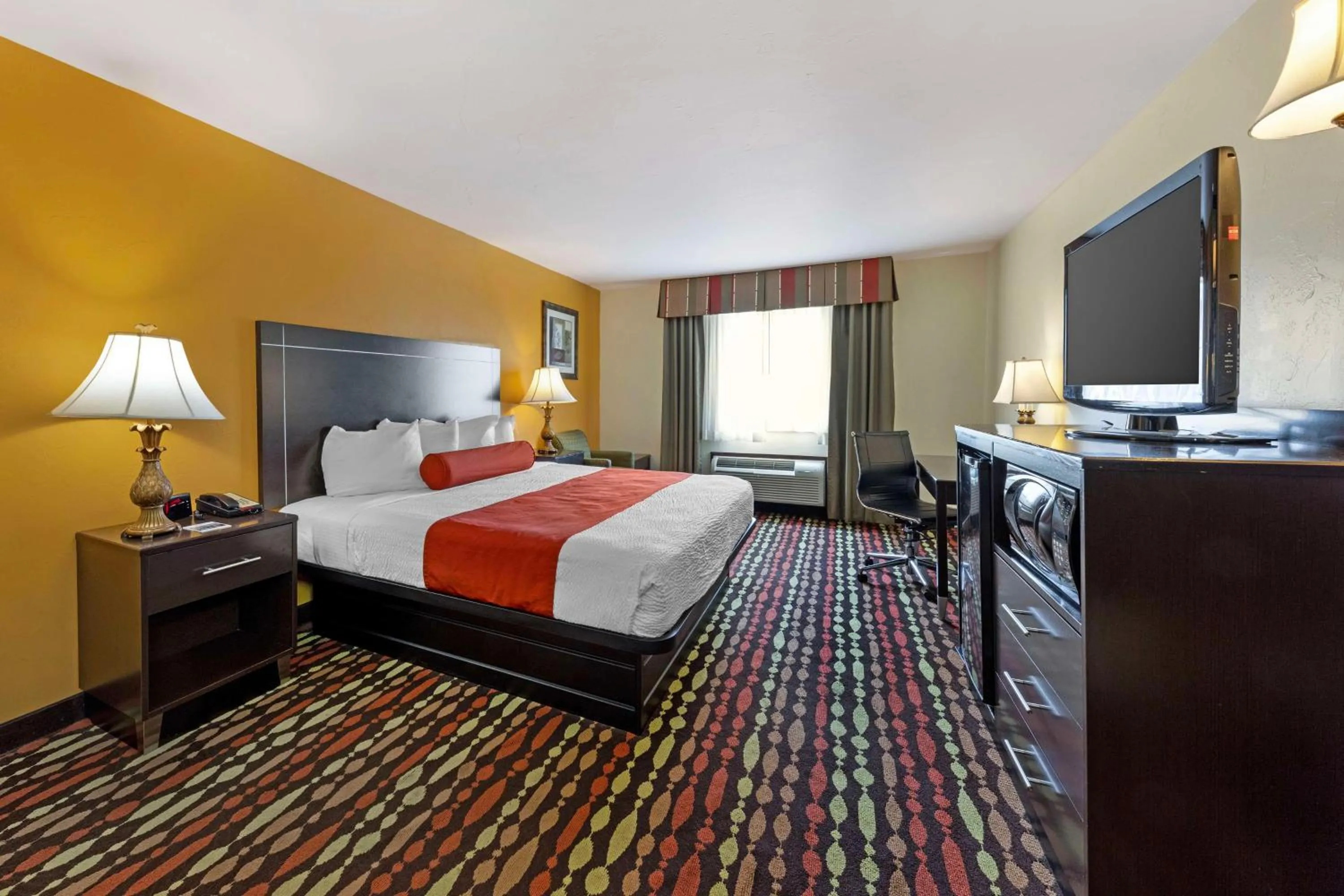 Bedroom, Bed in Best Western Greentree Inn & Suites