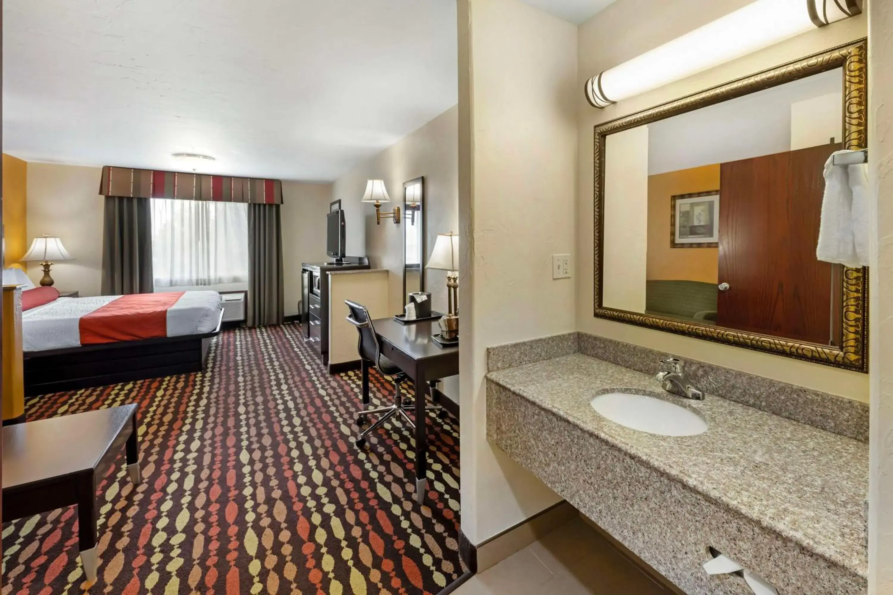 Photo of the whole room, Bed in Best Western Greentree Inn & Suites Photo of the whole room, Bed in Best Western Greentree Inn & Suites