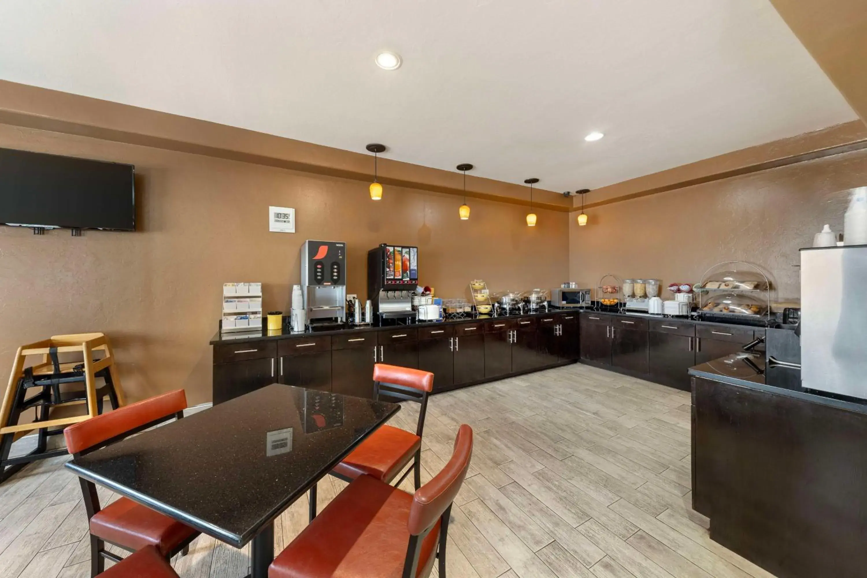 Breakfast in Best Western Greentree Inn & Suites Breakfast in Best Western Greentree Inn & Suites