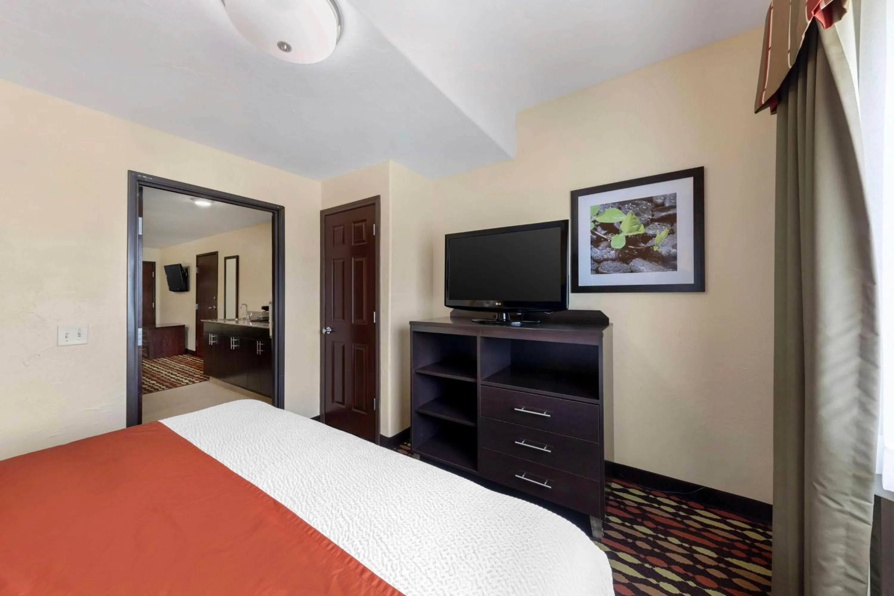 Photo of the whole room, Bed in Best Western Greentree Inn & Suites