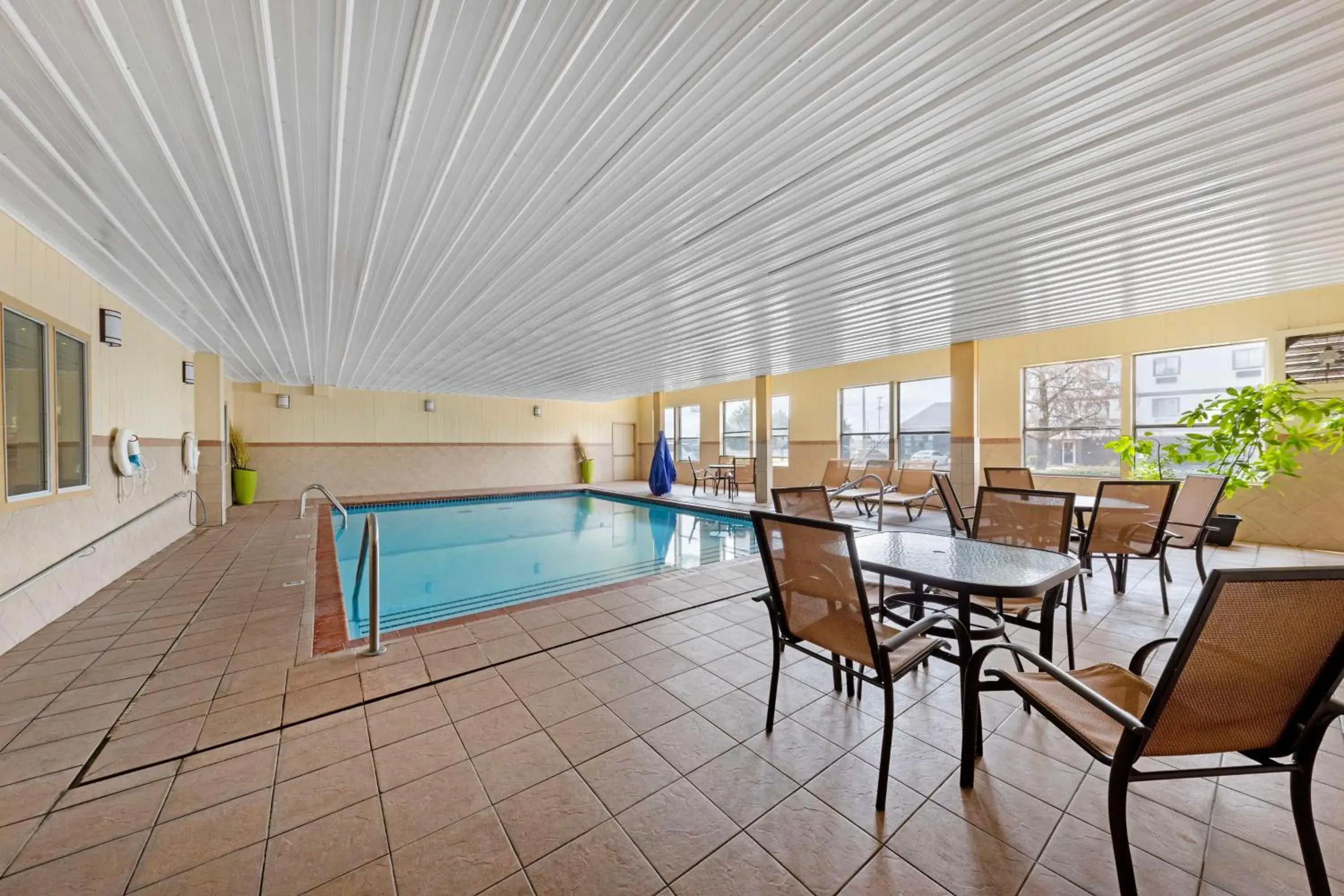 Pool view in Best Western Greentree Inn & Suites Pool view in Best Western Greentree Inn & Suites