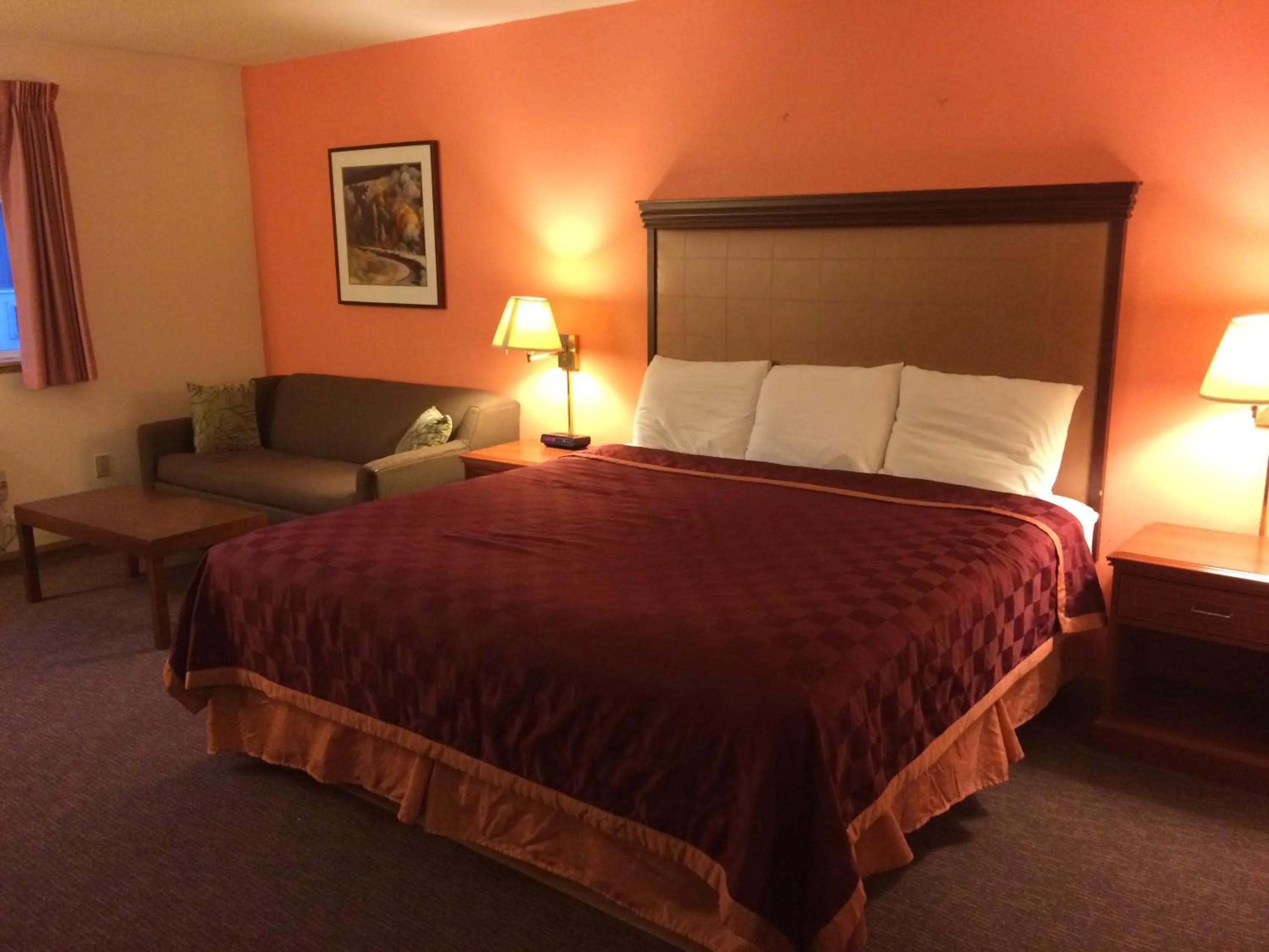 Photo of the whole room, Bed in King Oscar Motel Centralia