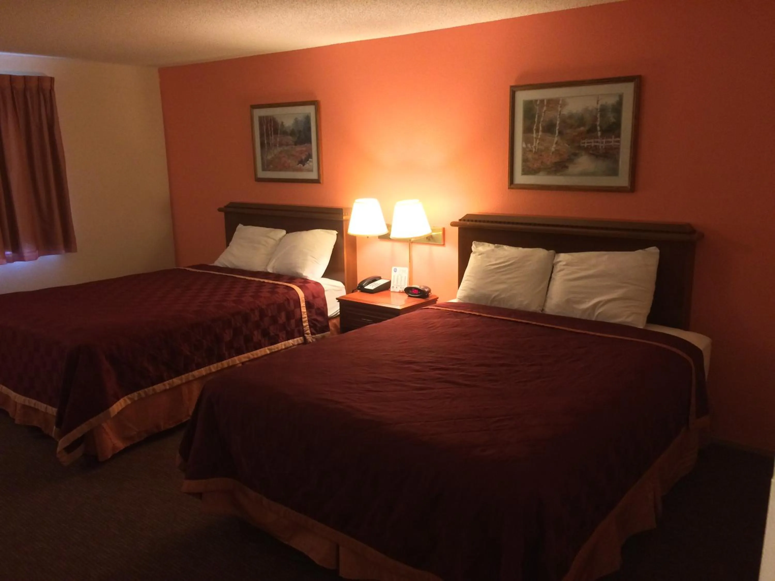 Photo of the whole room, Bed in King Oscar Motel Centralia