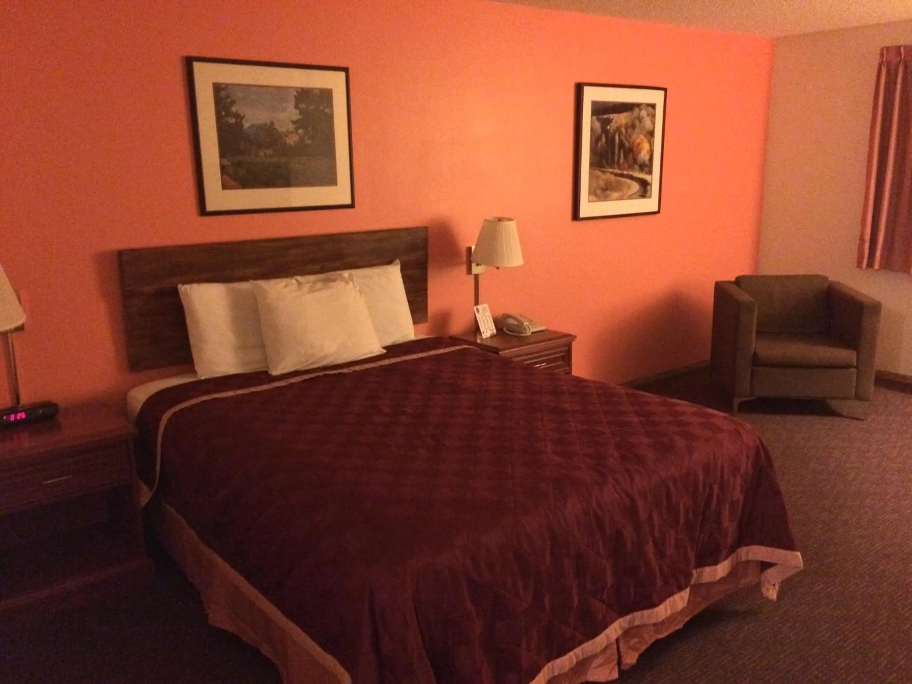 Photo of the whole room, Bed in King Oscar Motel Centralia