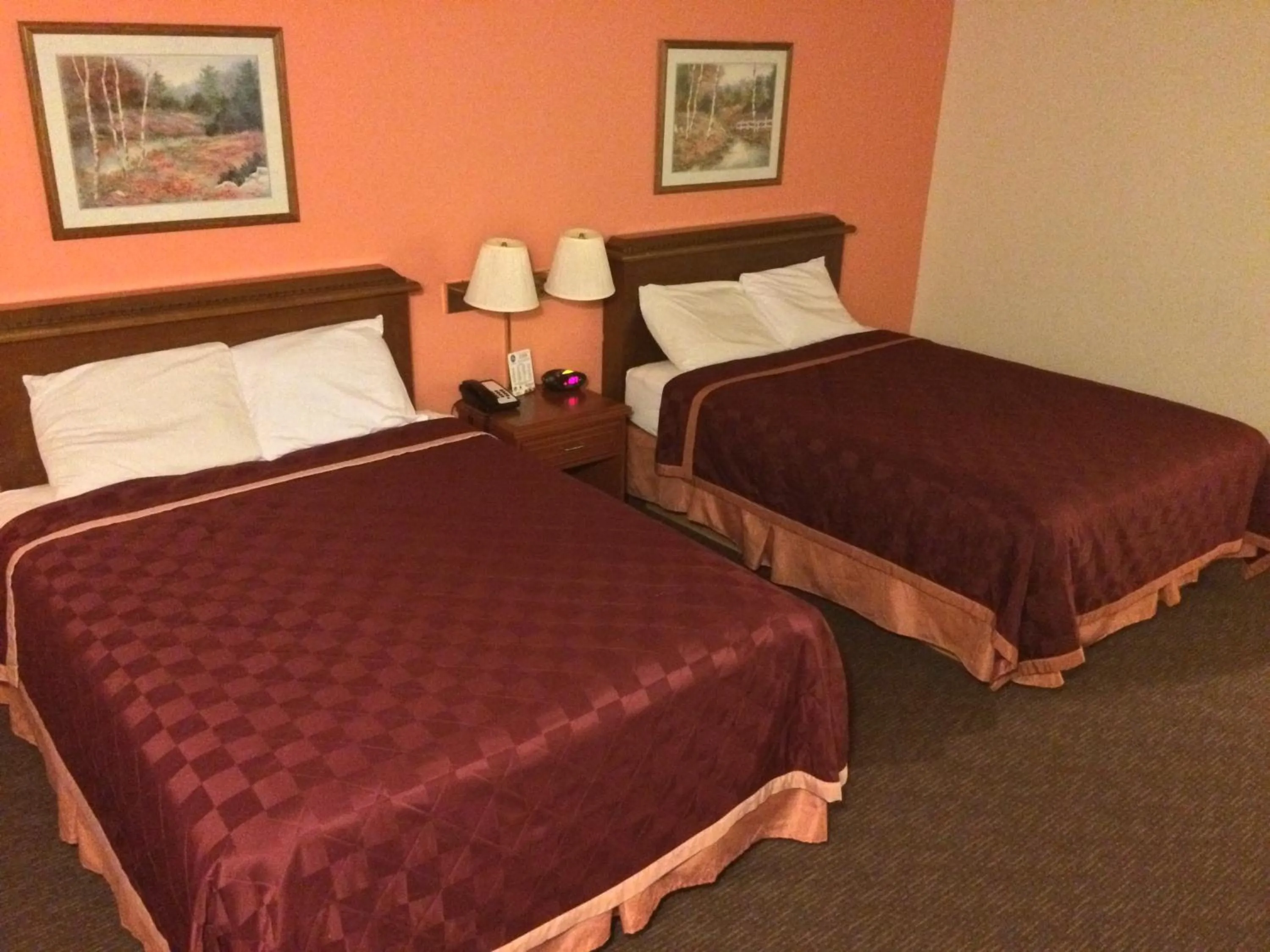Photo of the whole room, Bed in King Oscar Motel Centralia