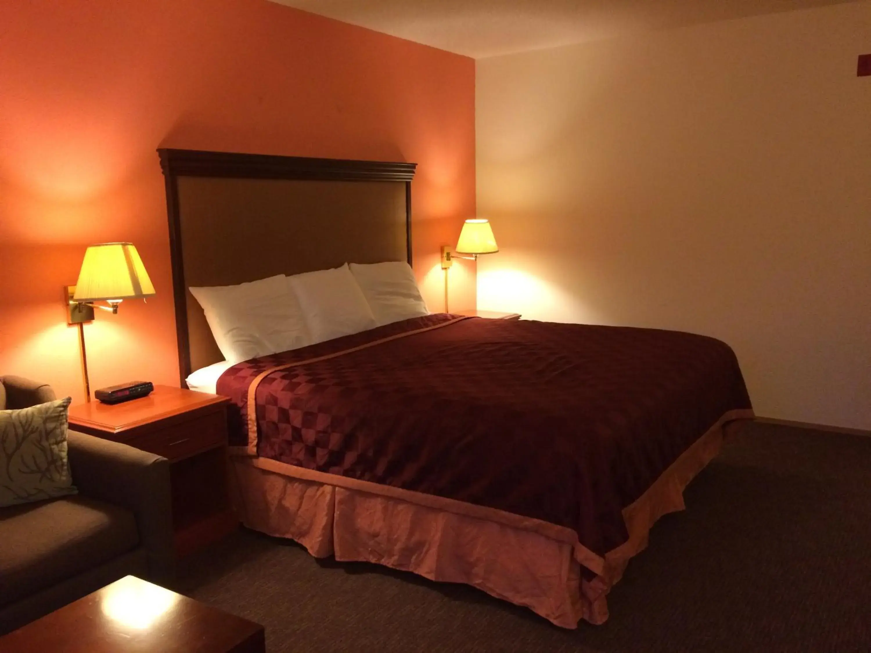 Photo of the whole room, Bed in King Oscar Motel Centralia Photo of the whole room, Bed in King Oscar Motel Centralia