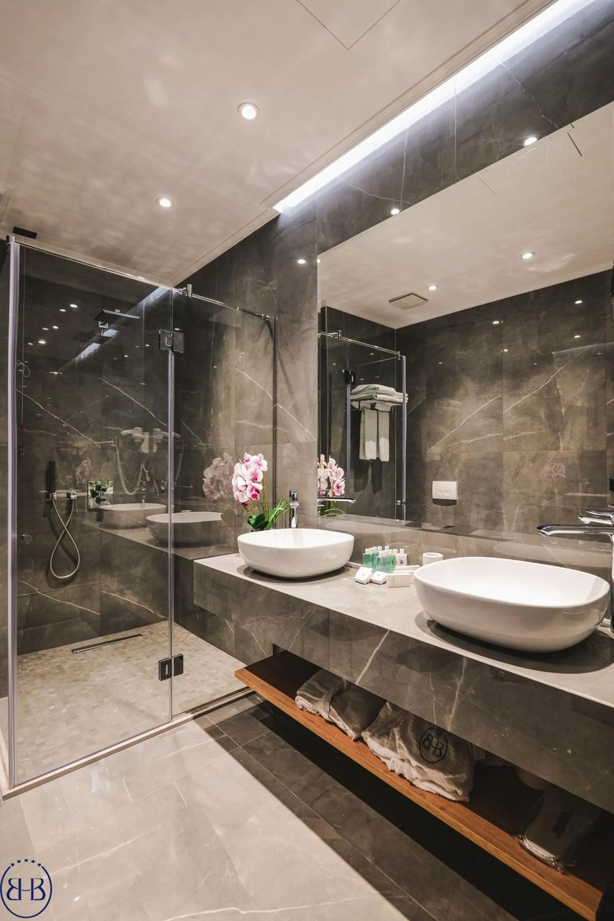 Shower in Hotel Saranda Butrinti, Affiliated by Melia