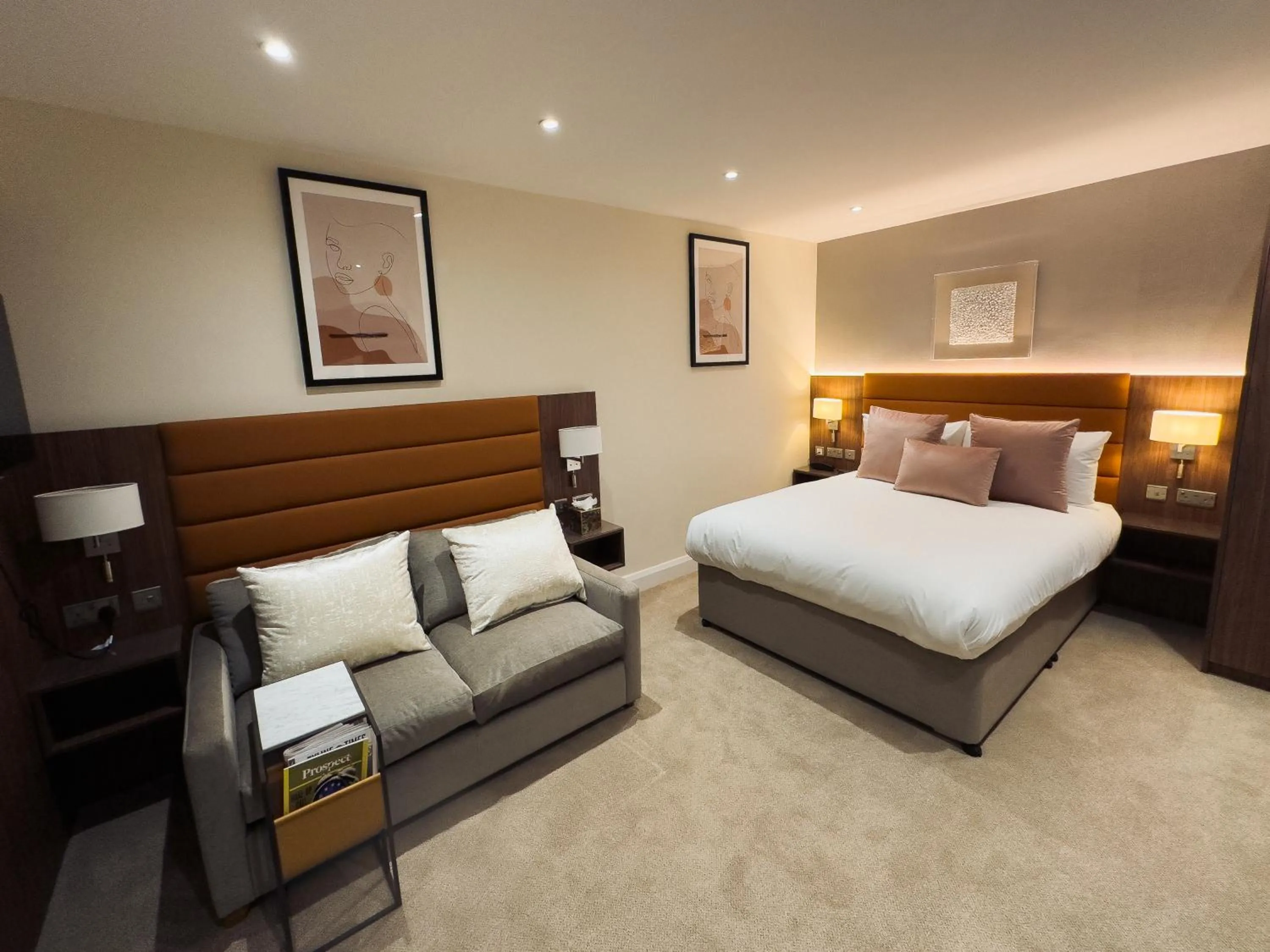 Bed in The Castleton Hotel