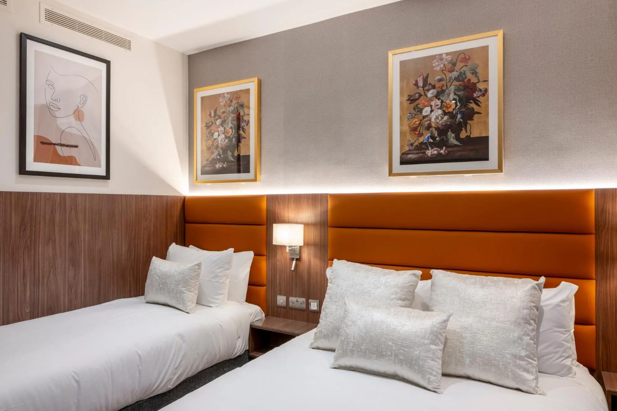 Bedroom, Bed in The Castleton Hotel