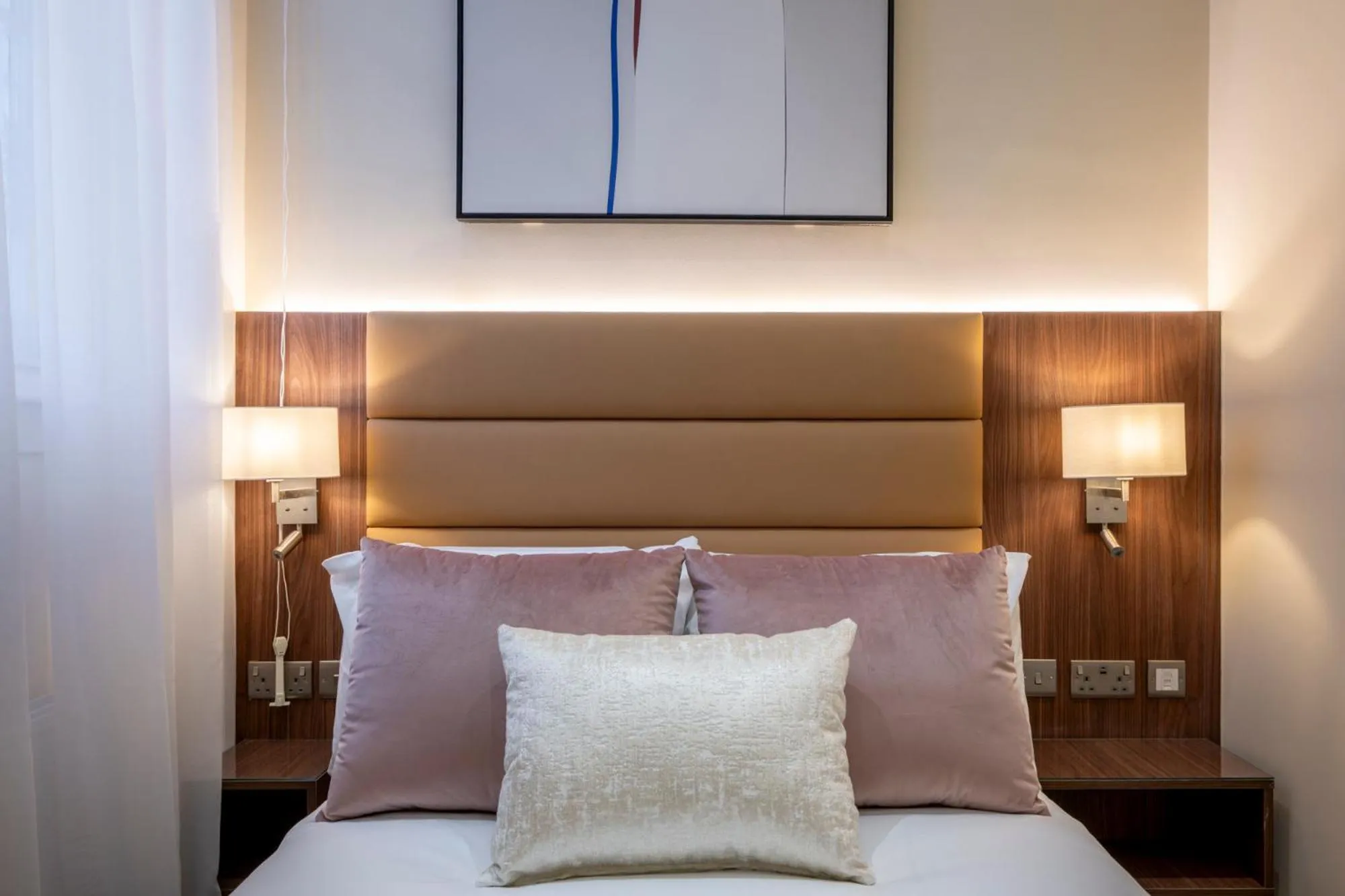 Bed in The Castleton Hotel