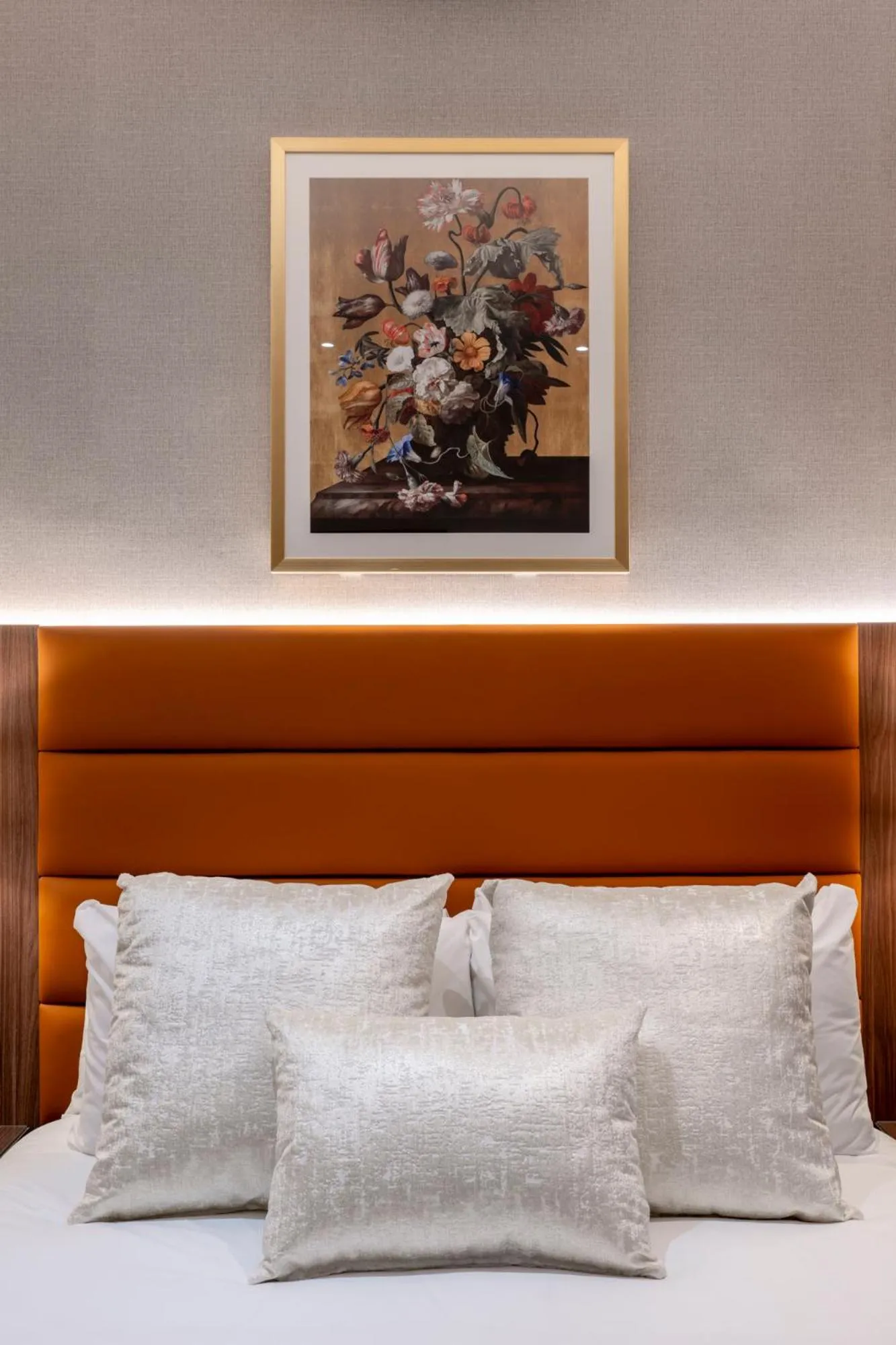 Bed in The Castleton Hotel