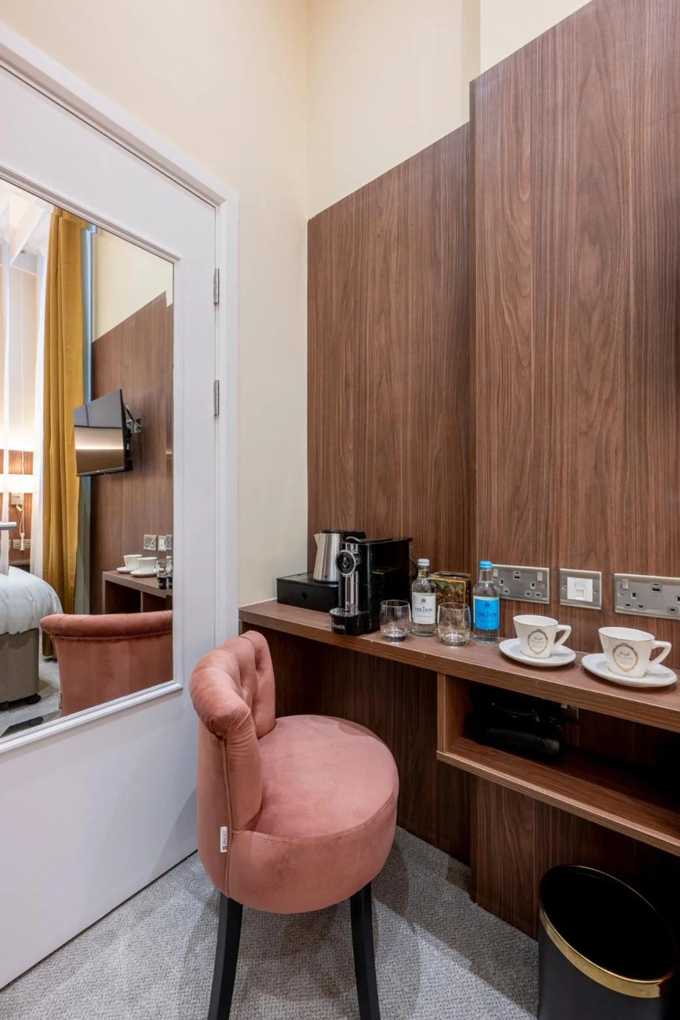 Coffee/tea facilities in The Castleton Hotel