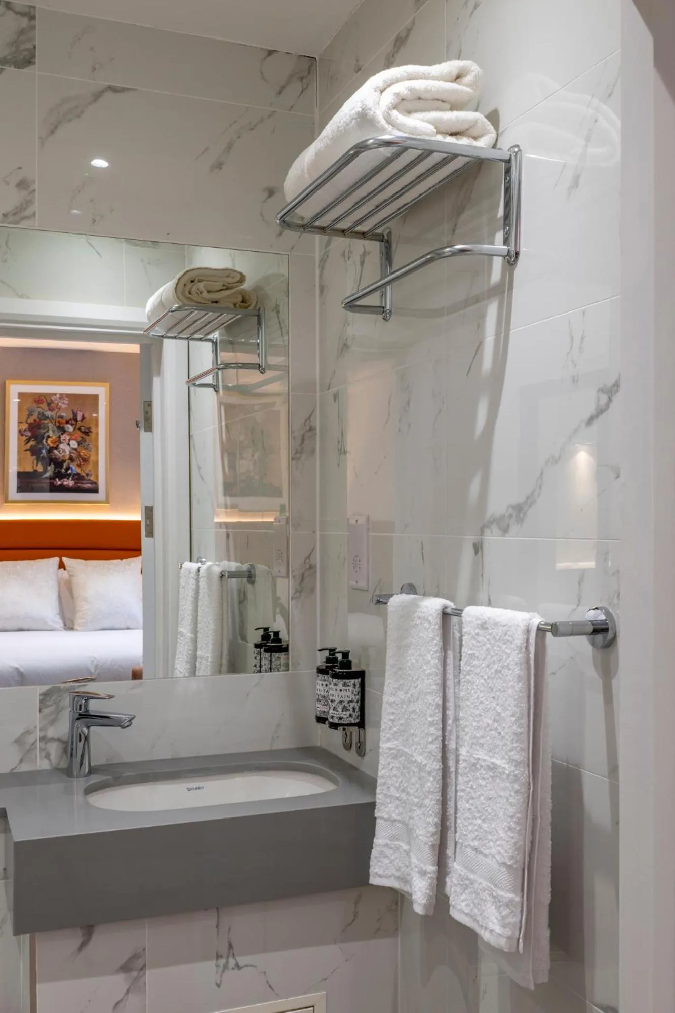 Shower in The Castleton Hotel