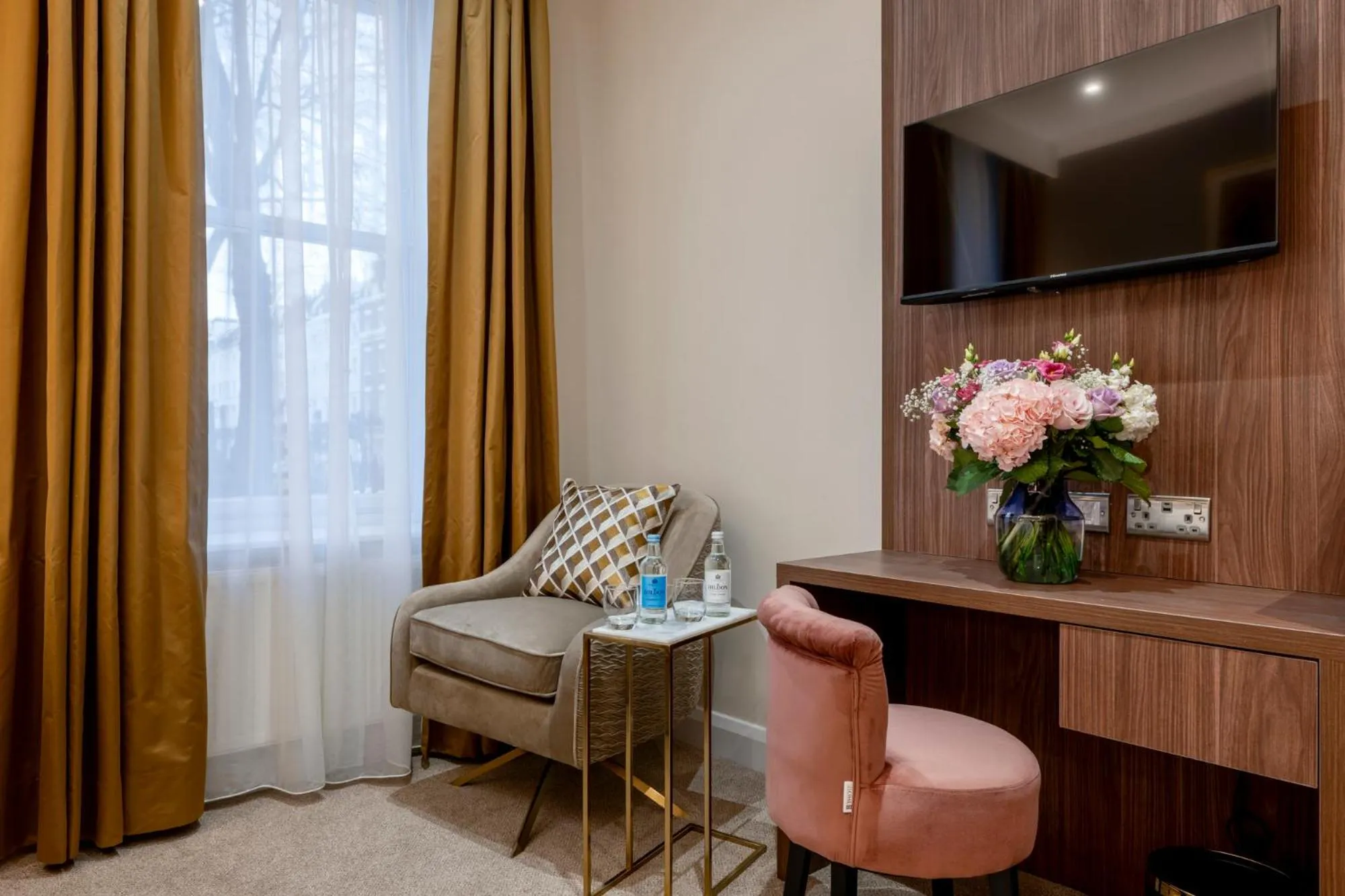 TV and multimedia in The Castleton Hotel