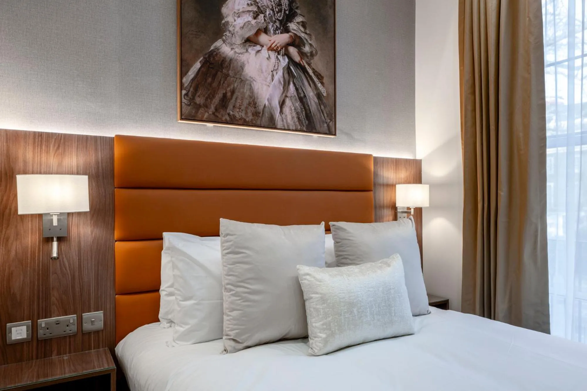 Bed in The Castleton Hotel