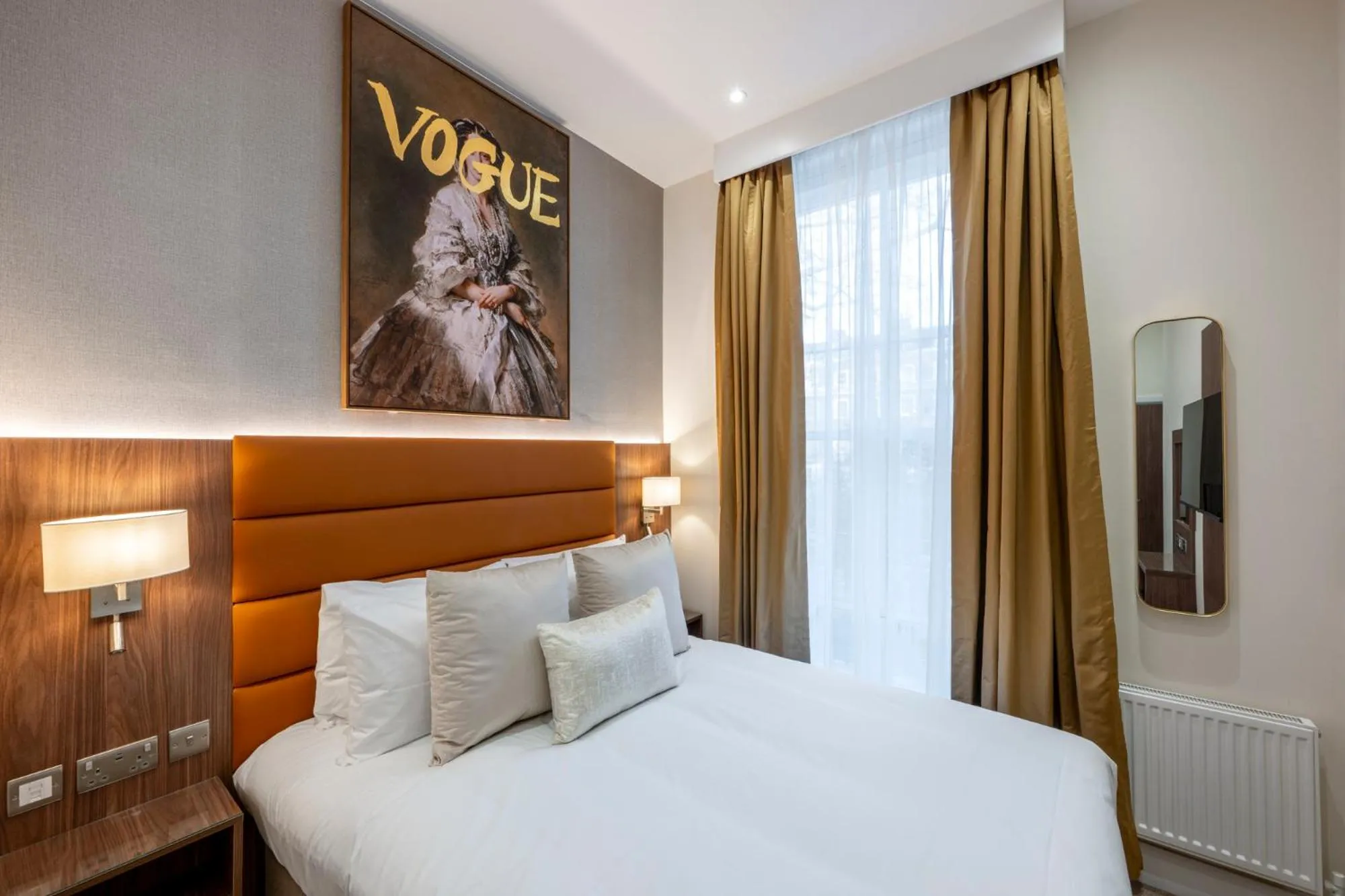 Bed in The Castleton Hotel