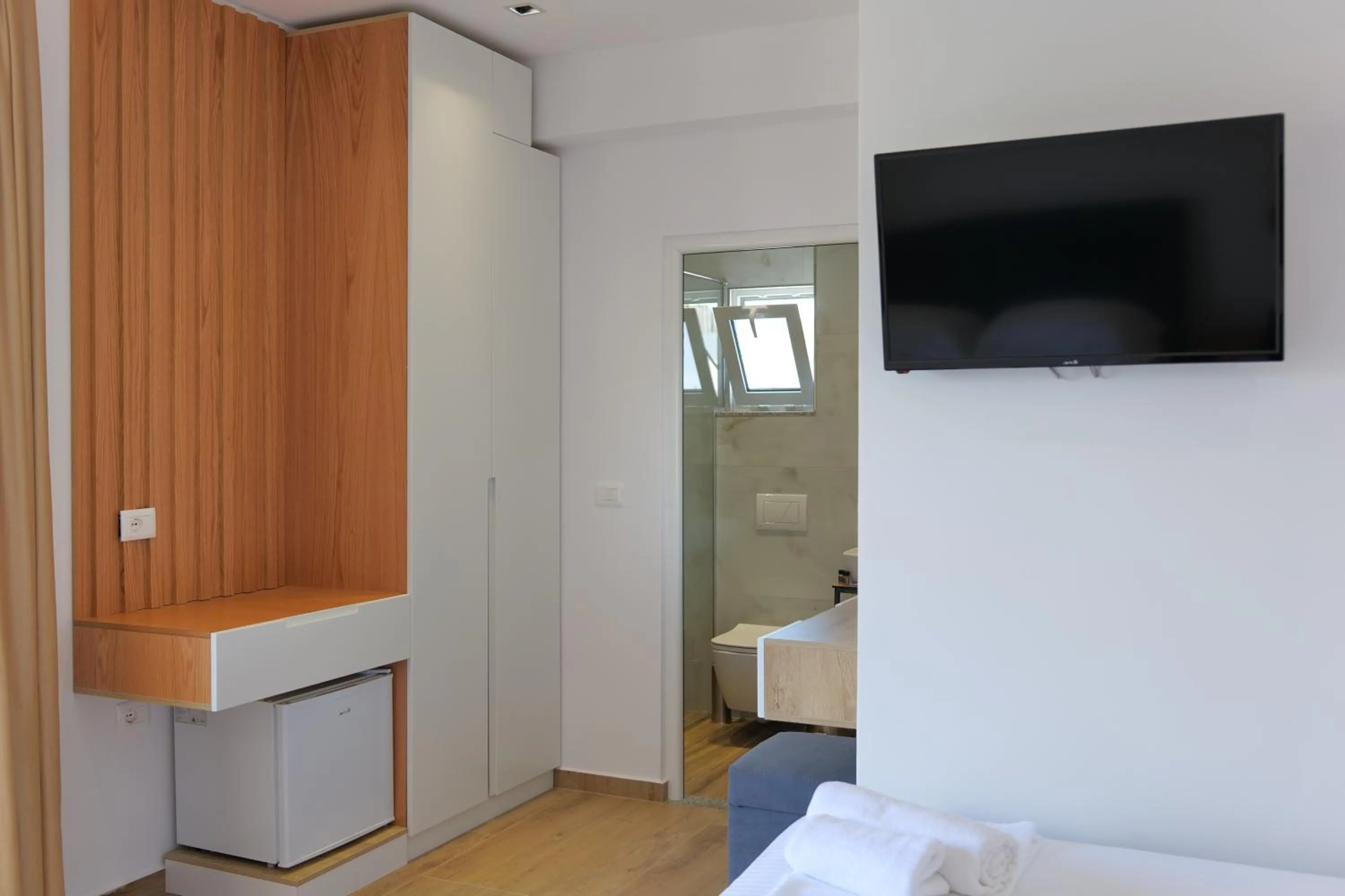 Bedroom, Bed in Summer Point Hotel