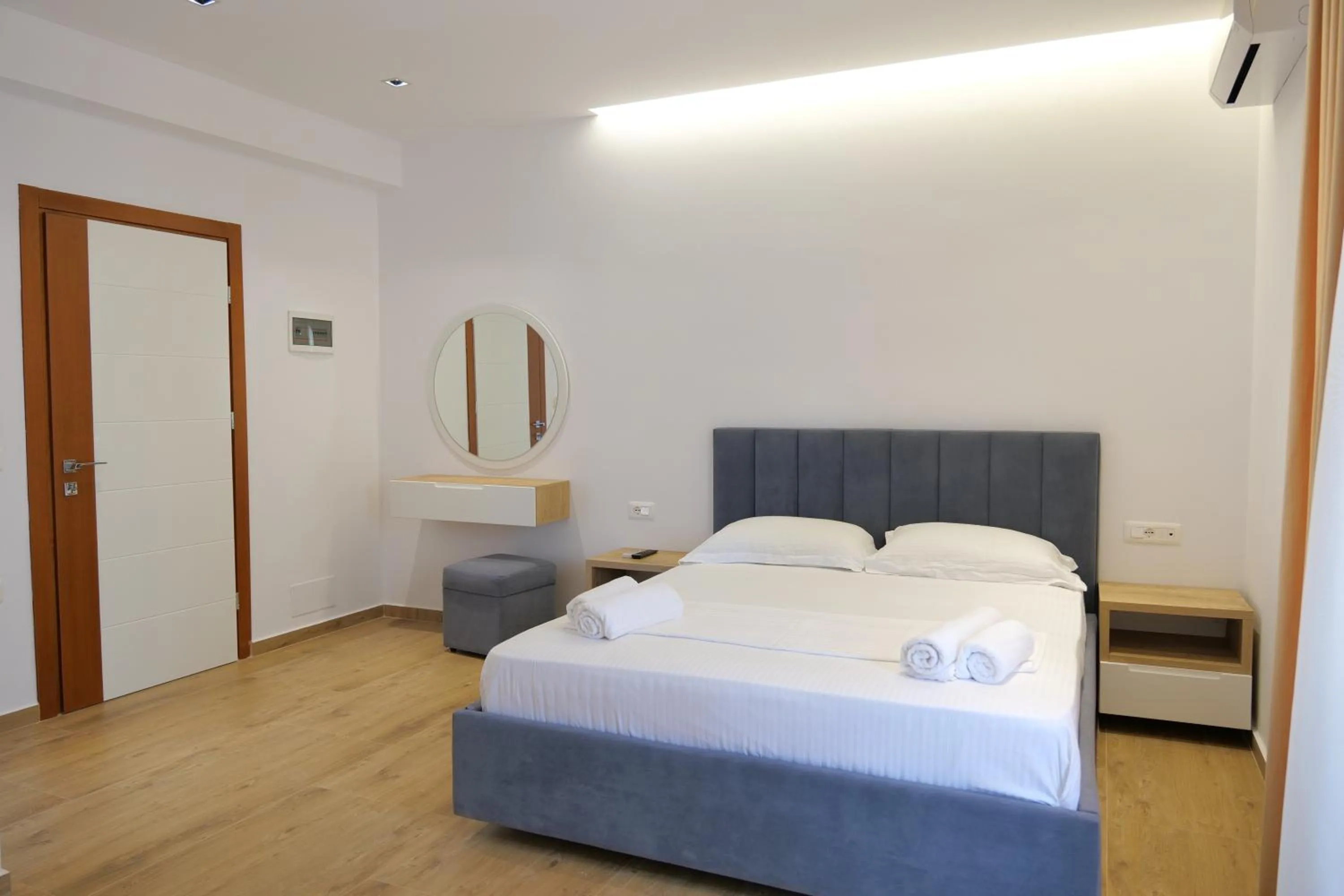 Bedroom, Bed in Summer Point Hotel