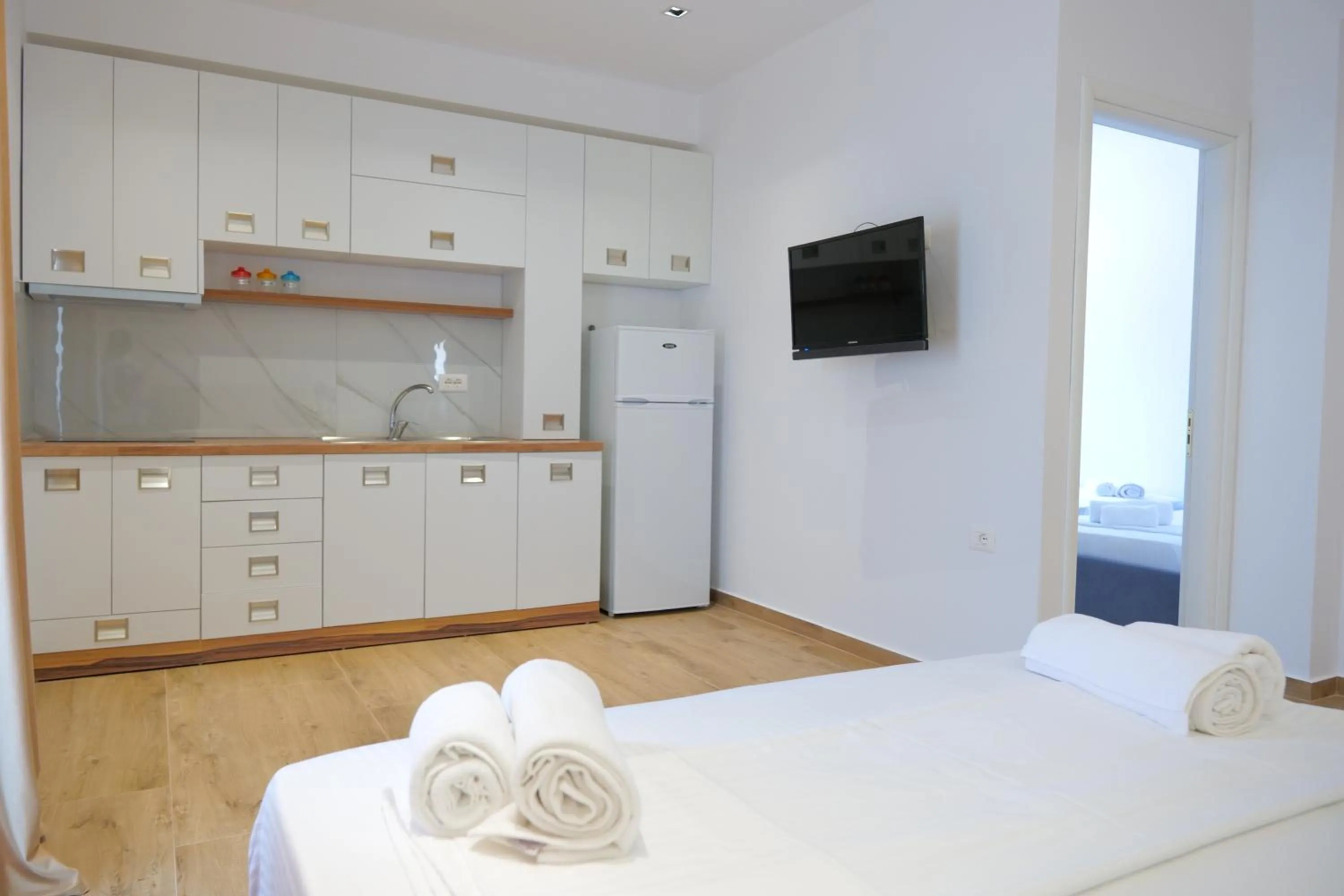 Bedroom, Bed in Summer Point Hotel