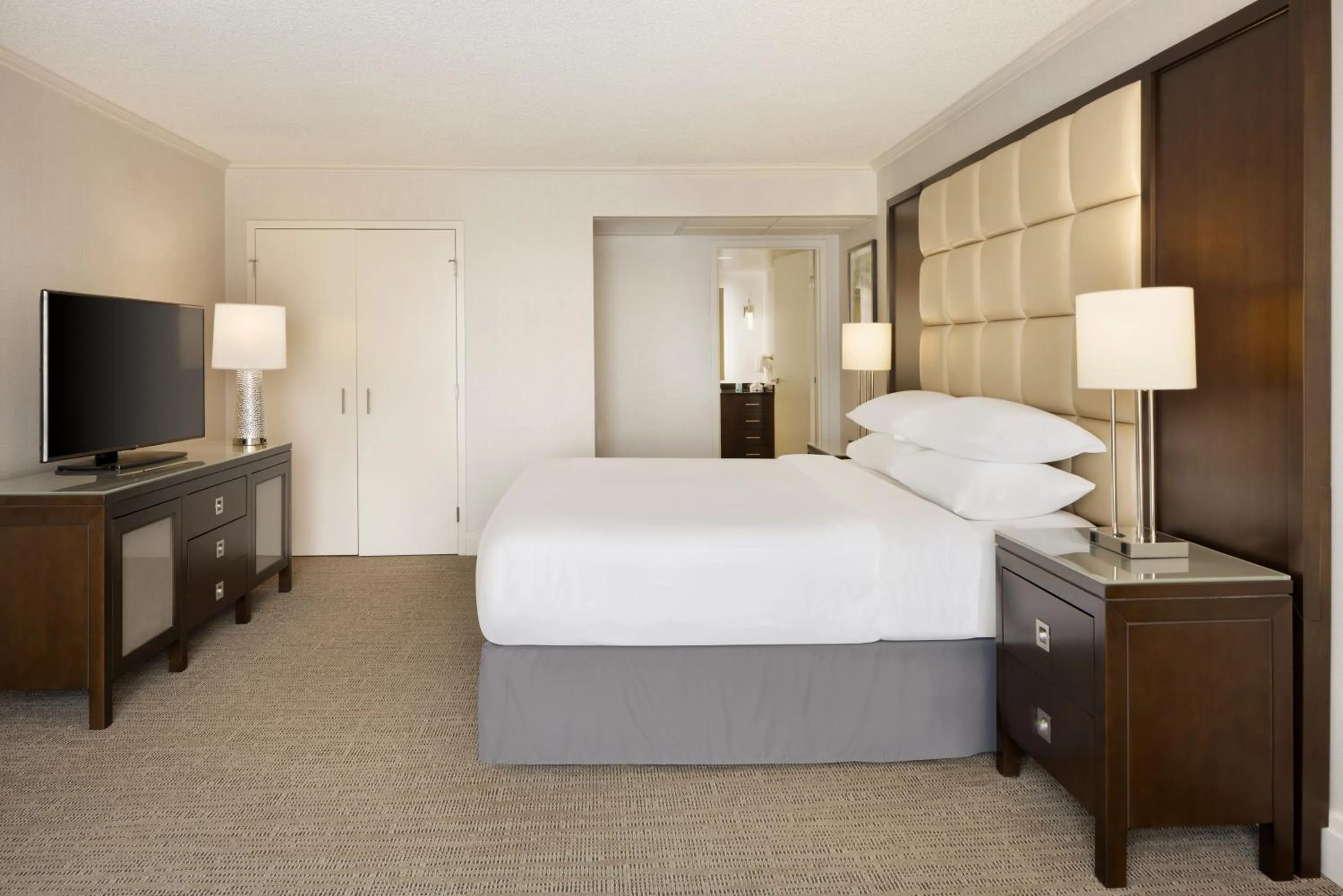 Bedroom, Bed in Sheraton West Des Moines