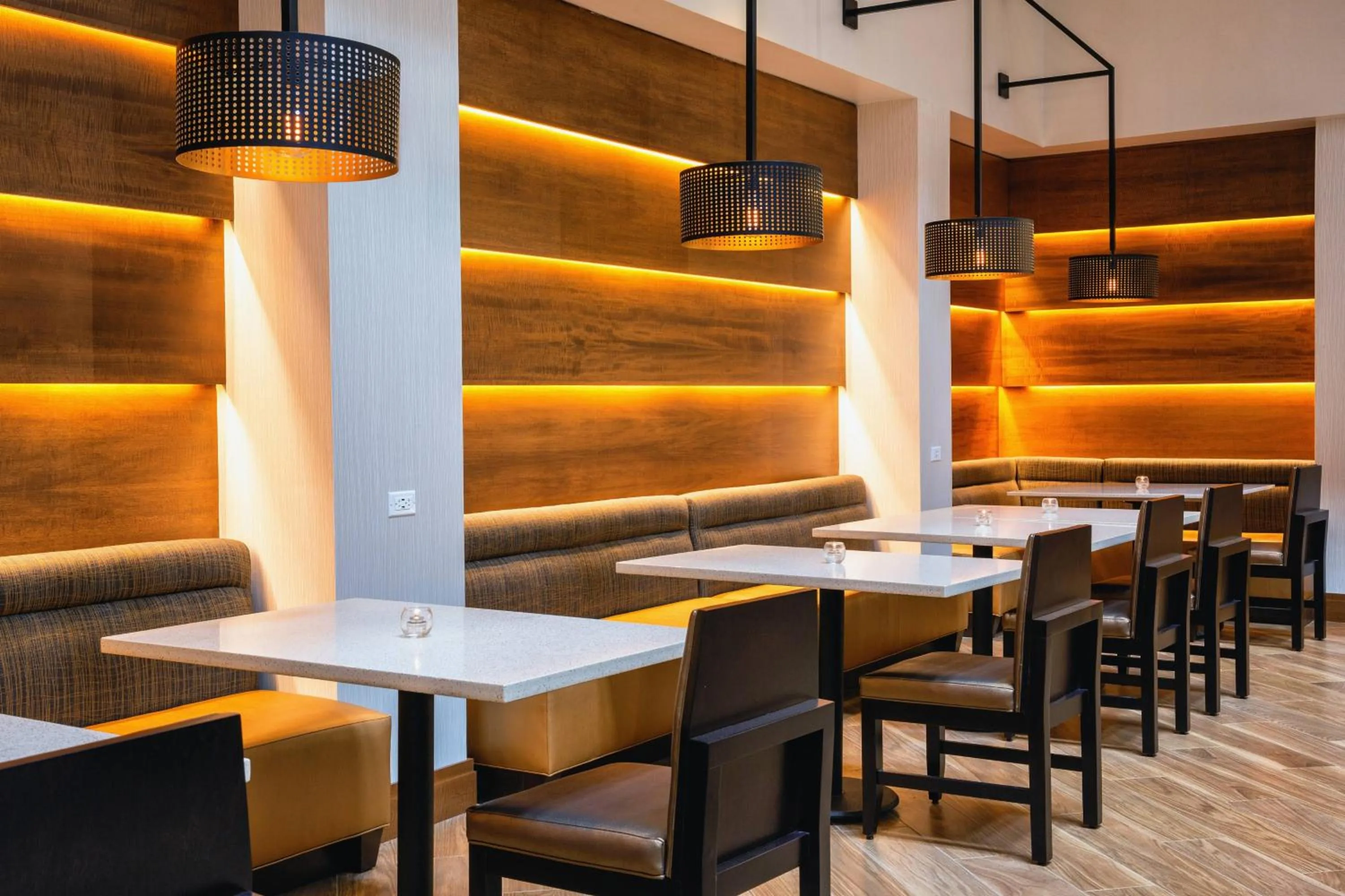 Lounge or bar in Sheraton West Des Moines