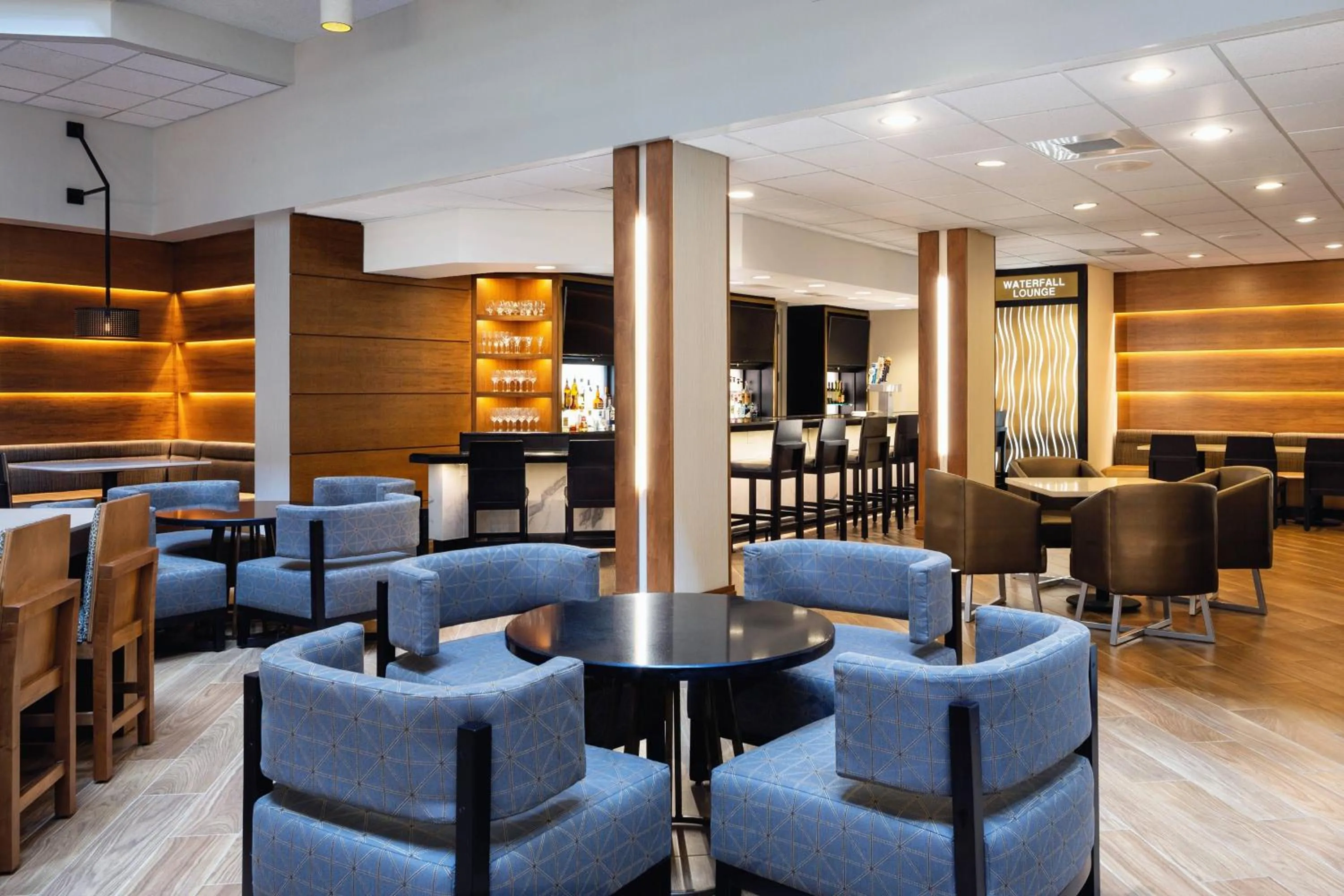 Lounge or bar in Sheraton West Des Moines
