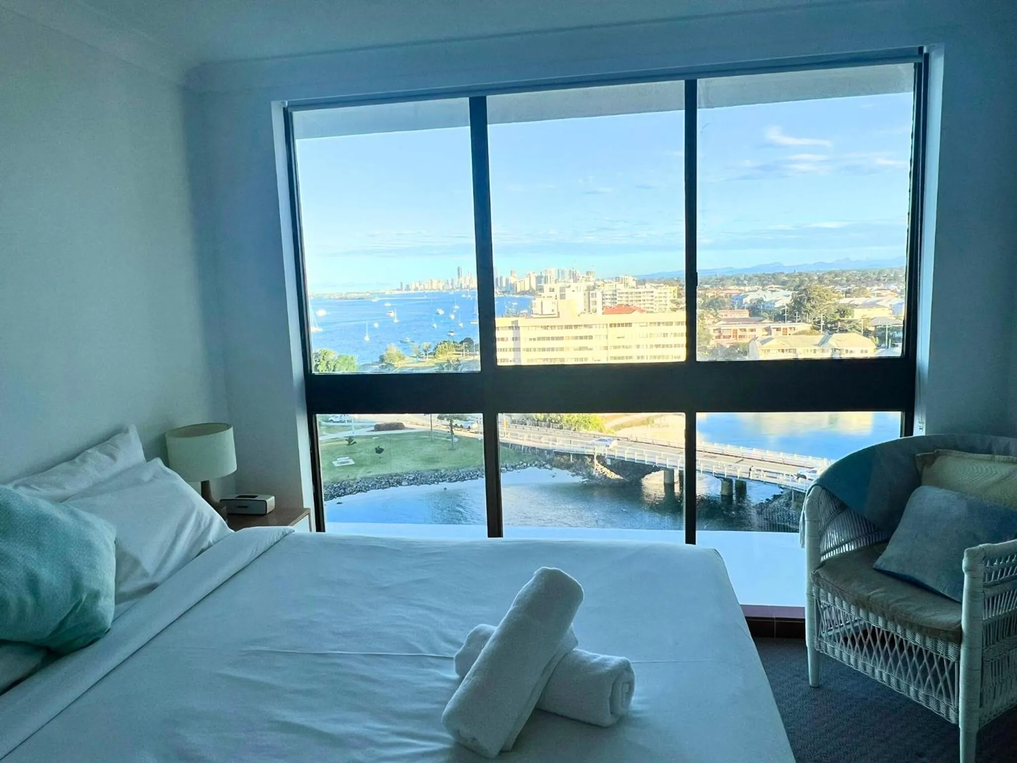 Sea view, Bed in Broadwater Shores Waterfront Apartments