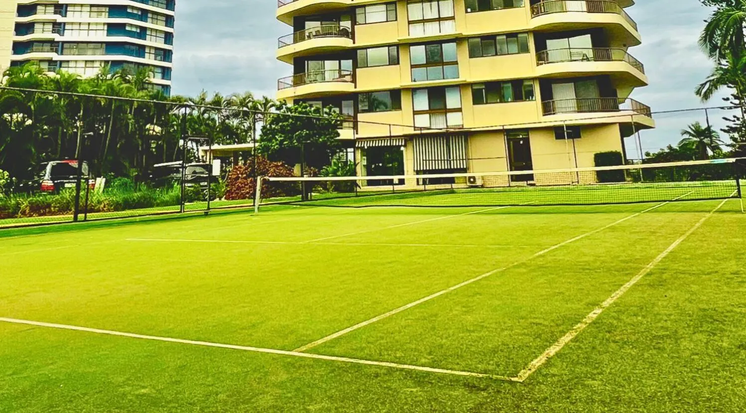 Tennis court in Broadwater Shores Waterfront Apartments