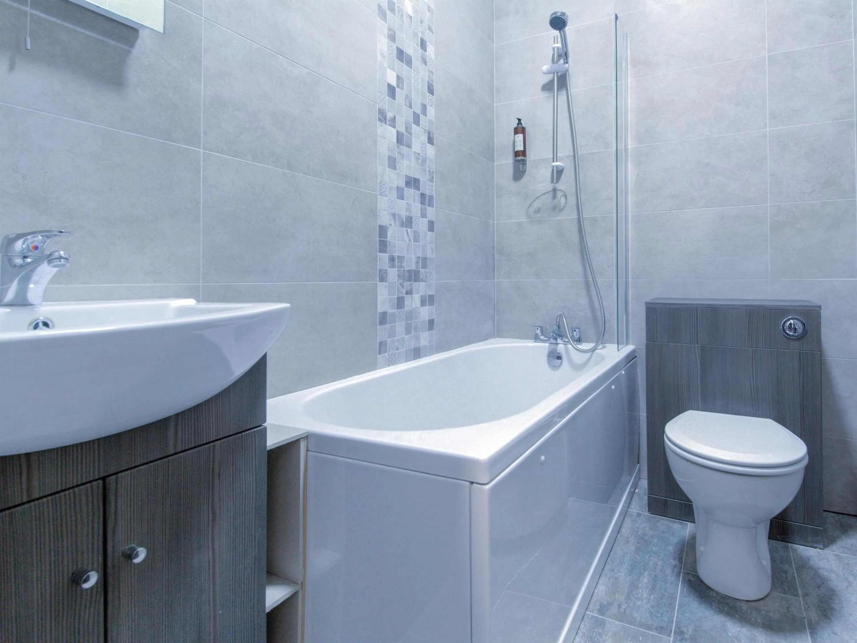 Bathroom in Remaotel The Bromley Apartments