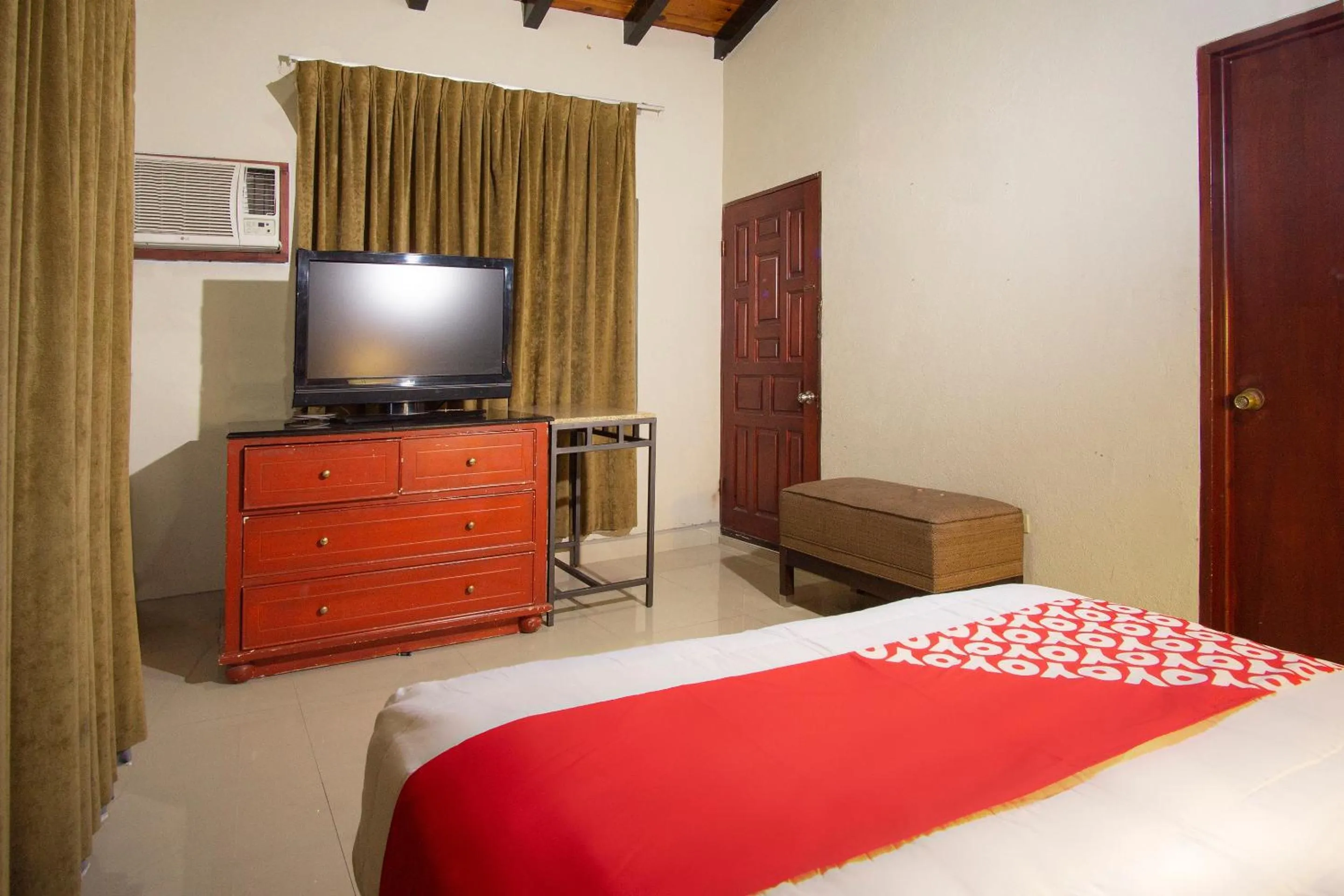 Bedroom, TV/Entertainment Center in OYO Hotel Hacienda Don Luis, Rosarito