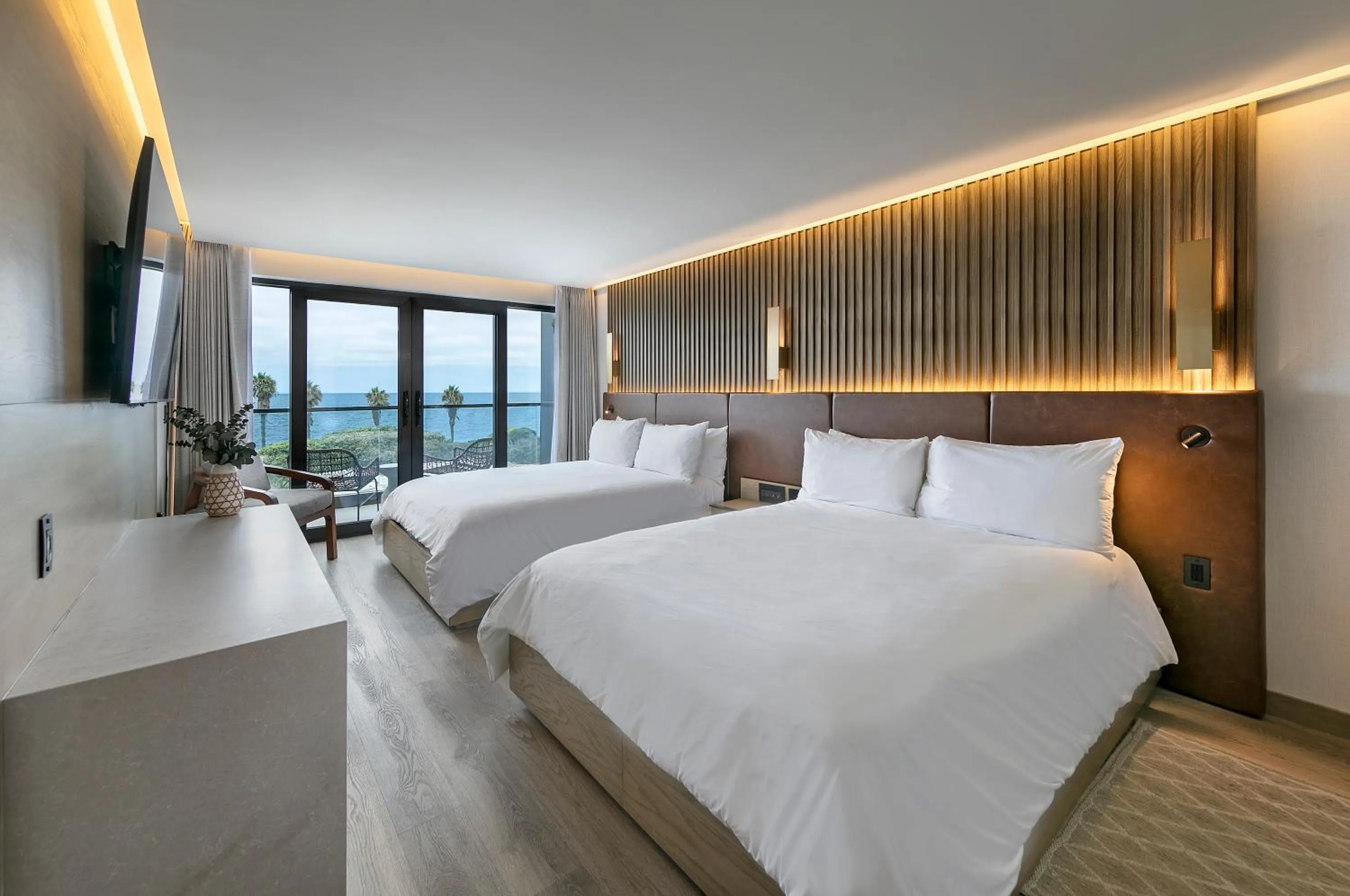 Bedroom, Bed in La Jolla Cove Suites