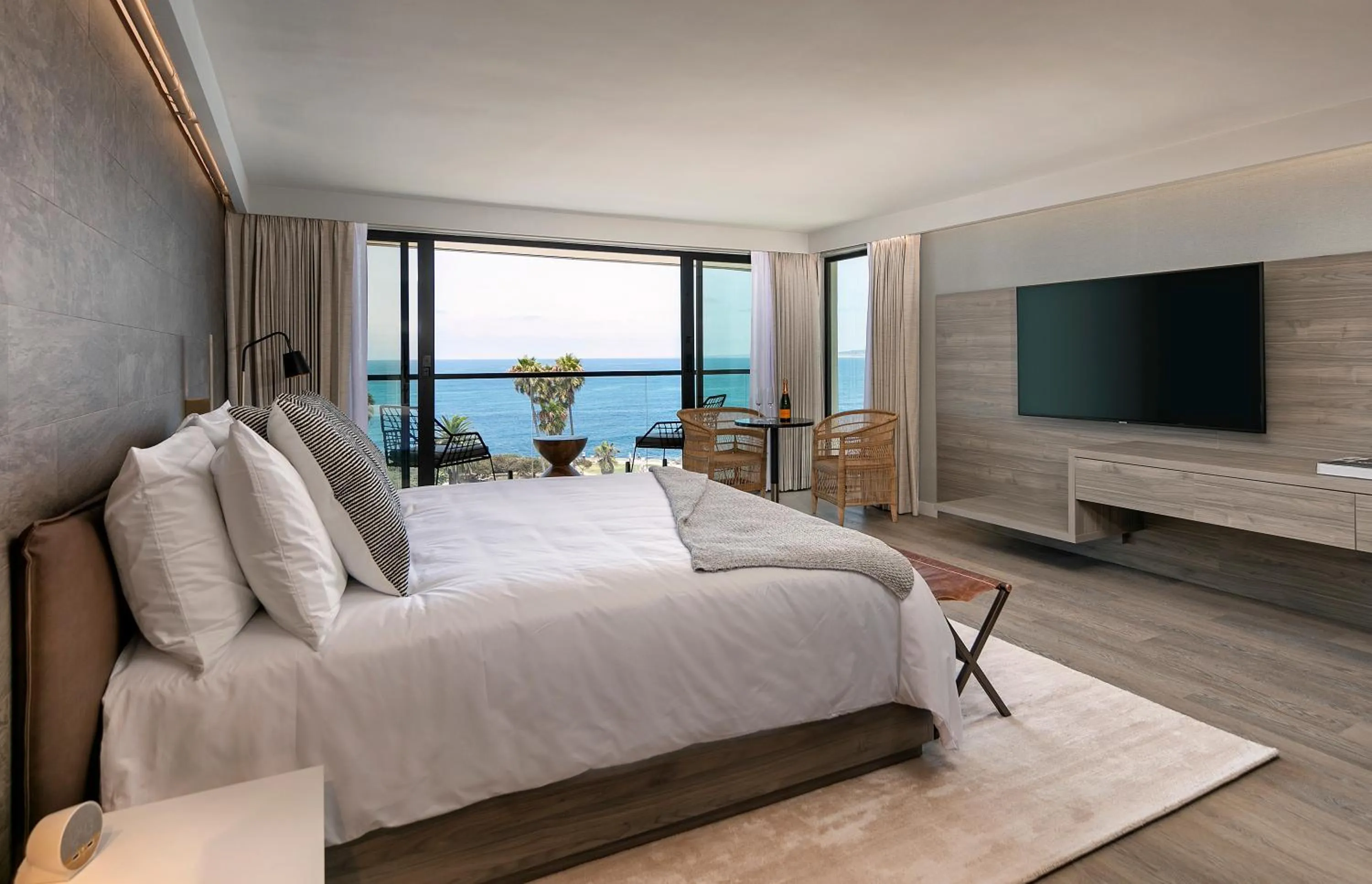 Bedroom, Bed in La Jolla Cove Suites