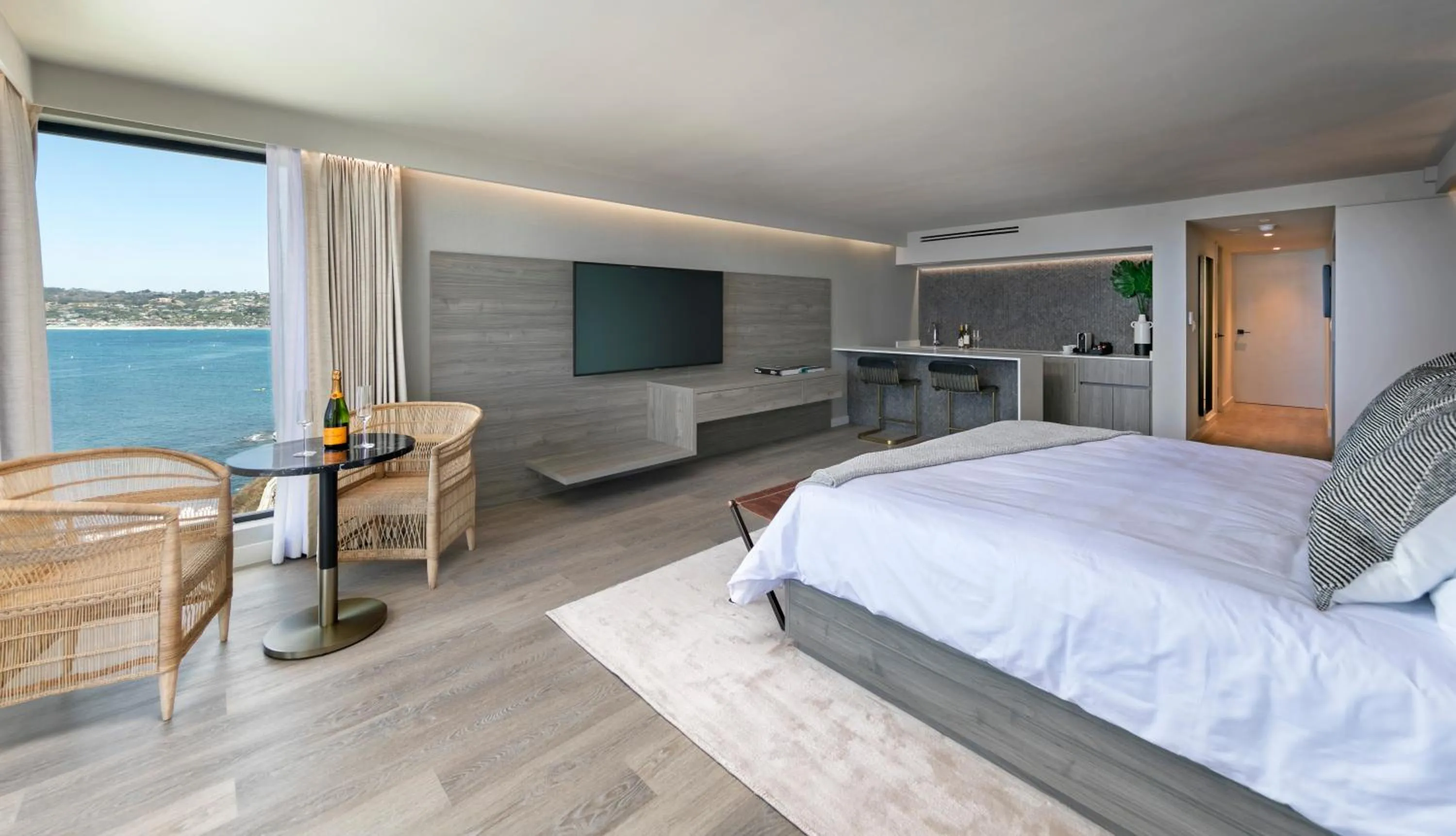 Bedroom, Bed in La Jolla Cove Suites