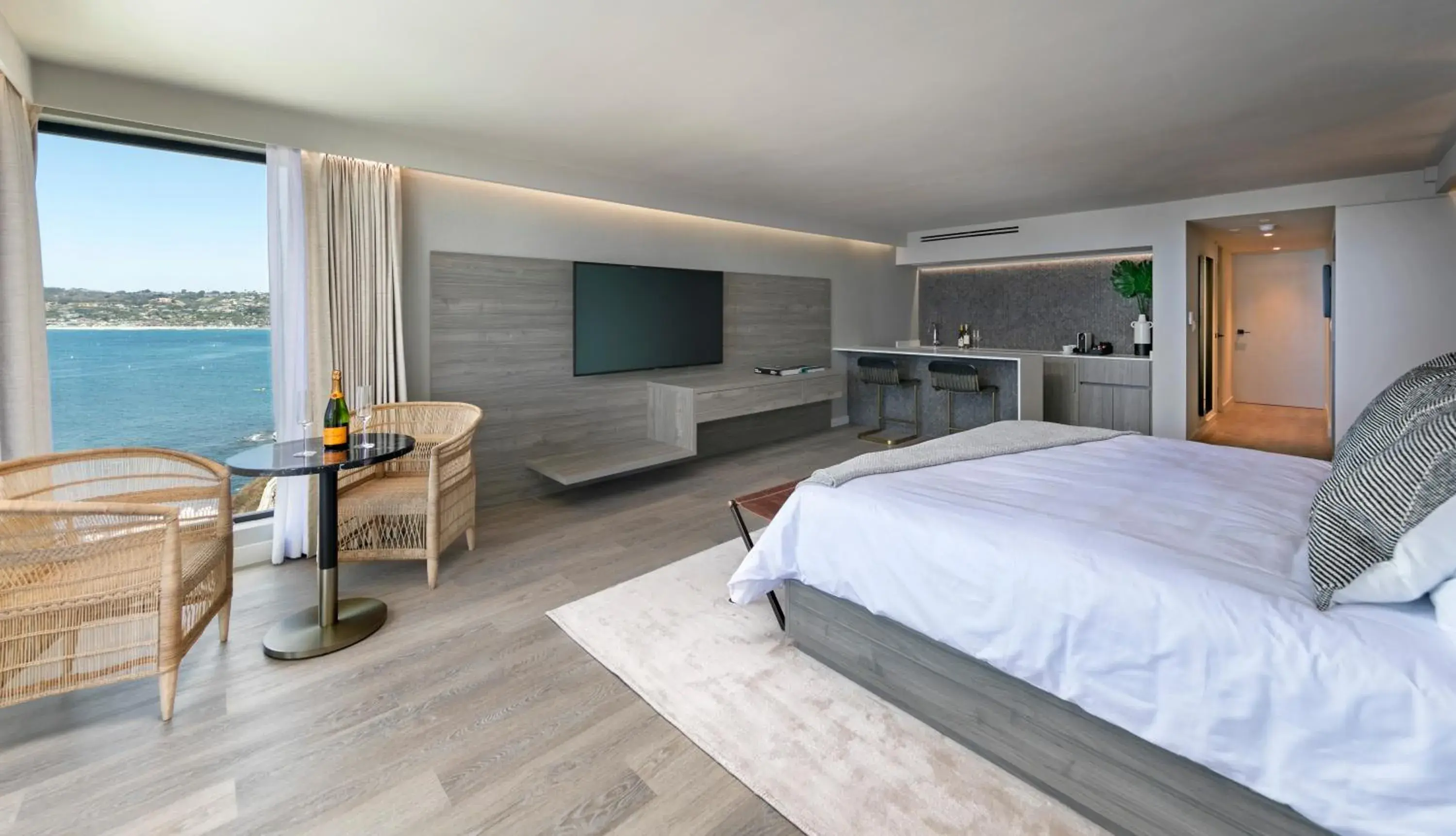 Bedroom, Bed in La Jolla Cove Suites Bedroom, Bed in La Jolla Cove Suites