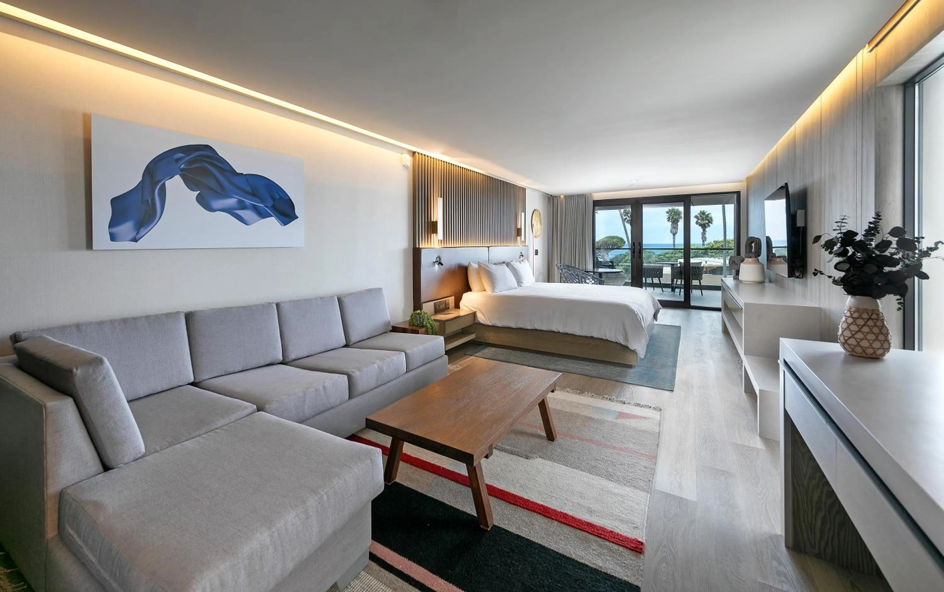 Living room, Bed in La Jolla Cove Suites