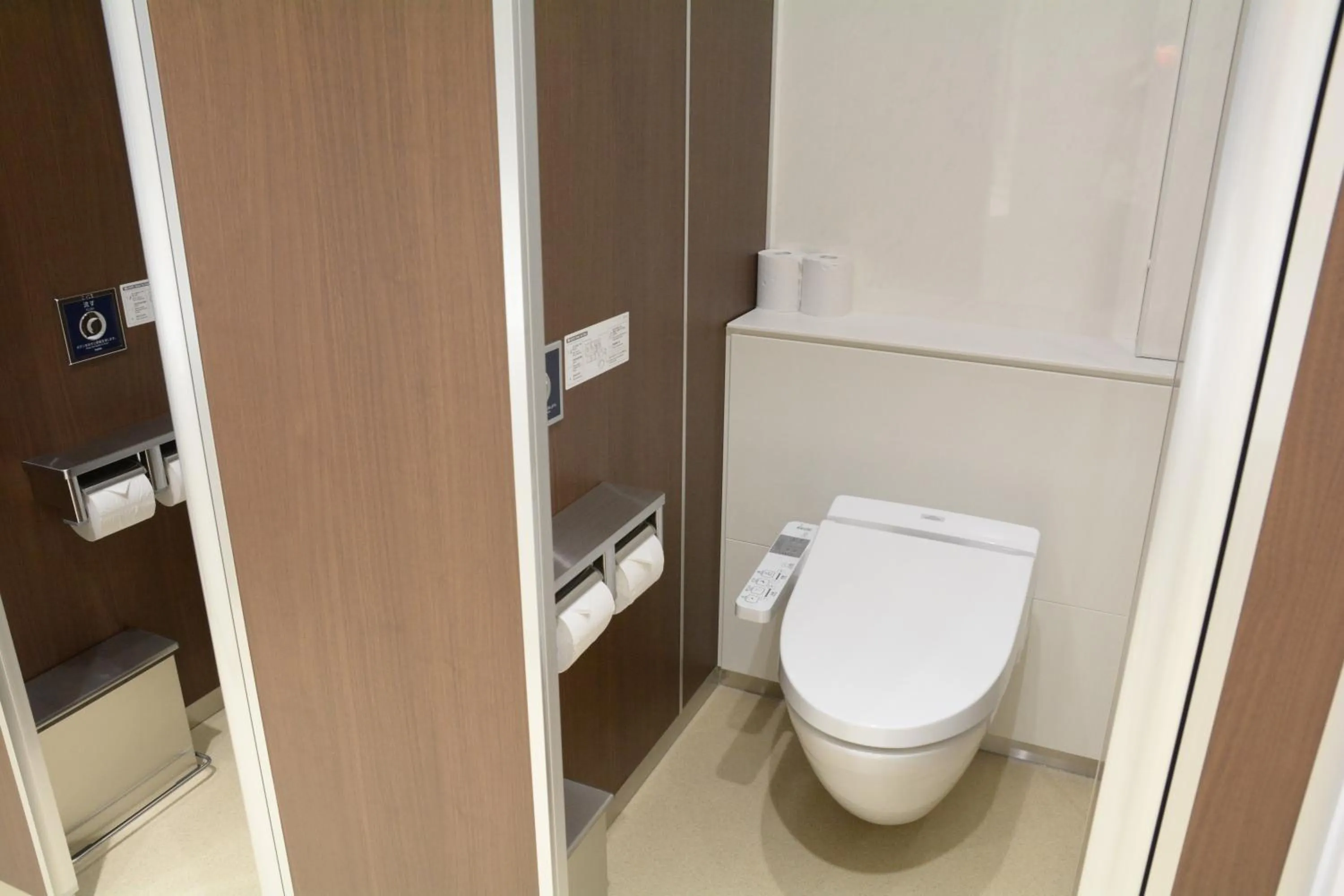 Toilet in Tokyo Central Youth Hostel