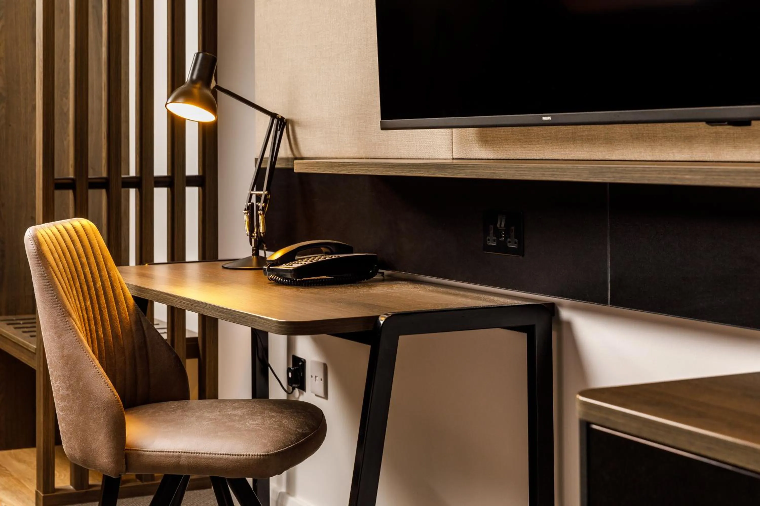 TV and multimedia in Holiday Inn Milton Keynes Central by IHG