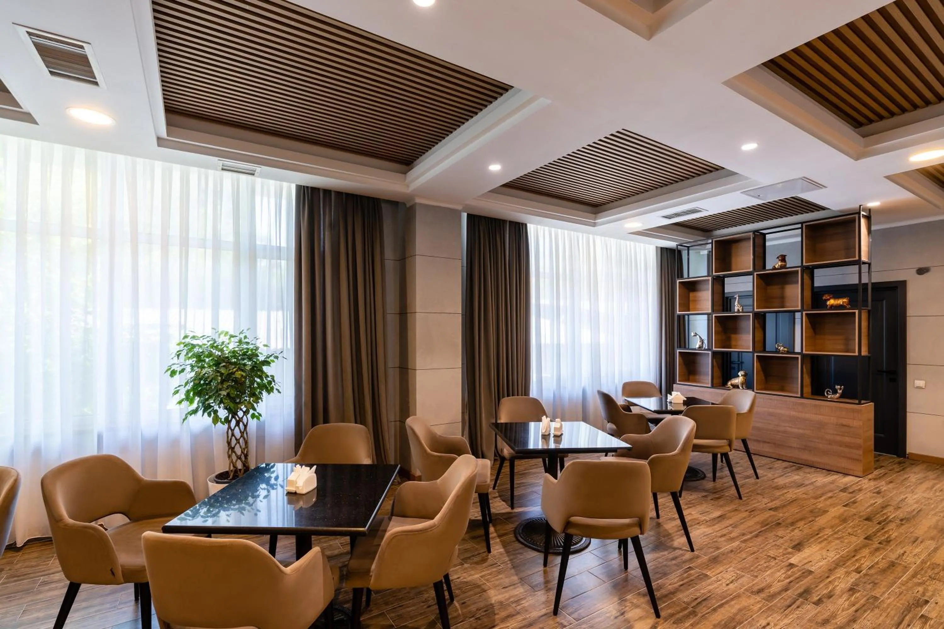 Restaurant/places to eat in Renion Residence Hotel