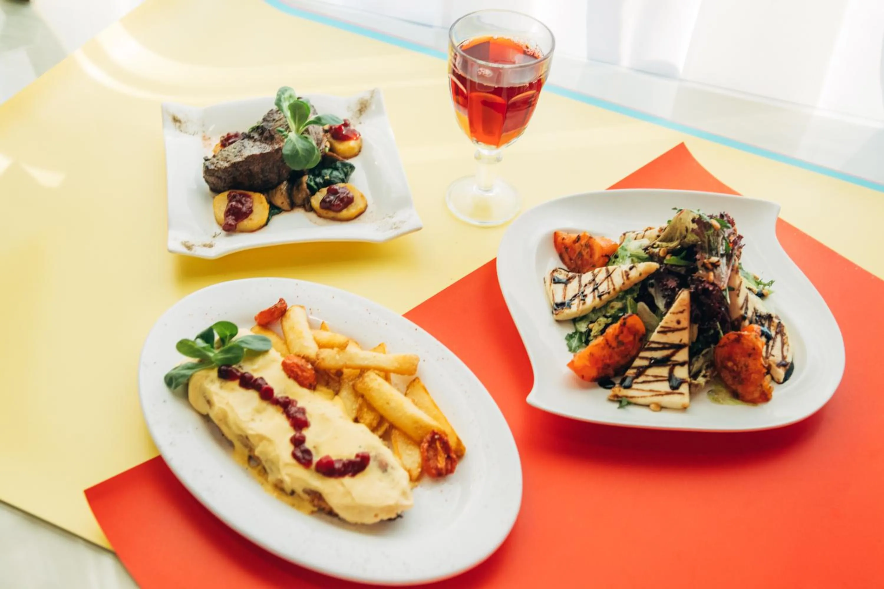 Restaurant/places to eat in Renion Residence Hotel