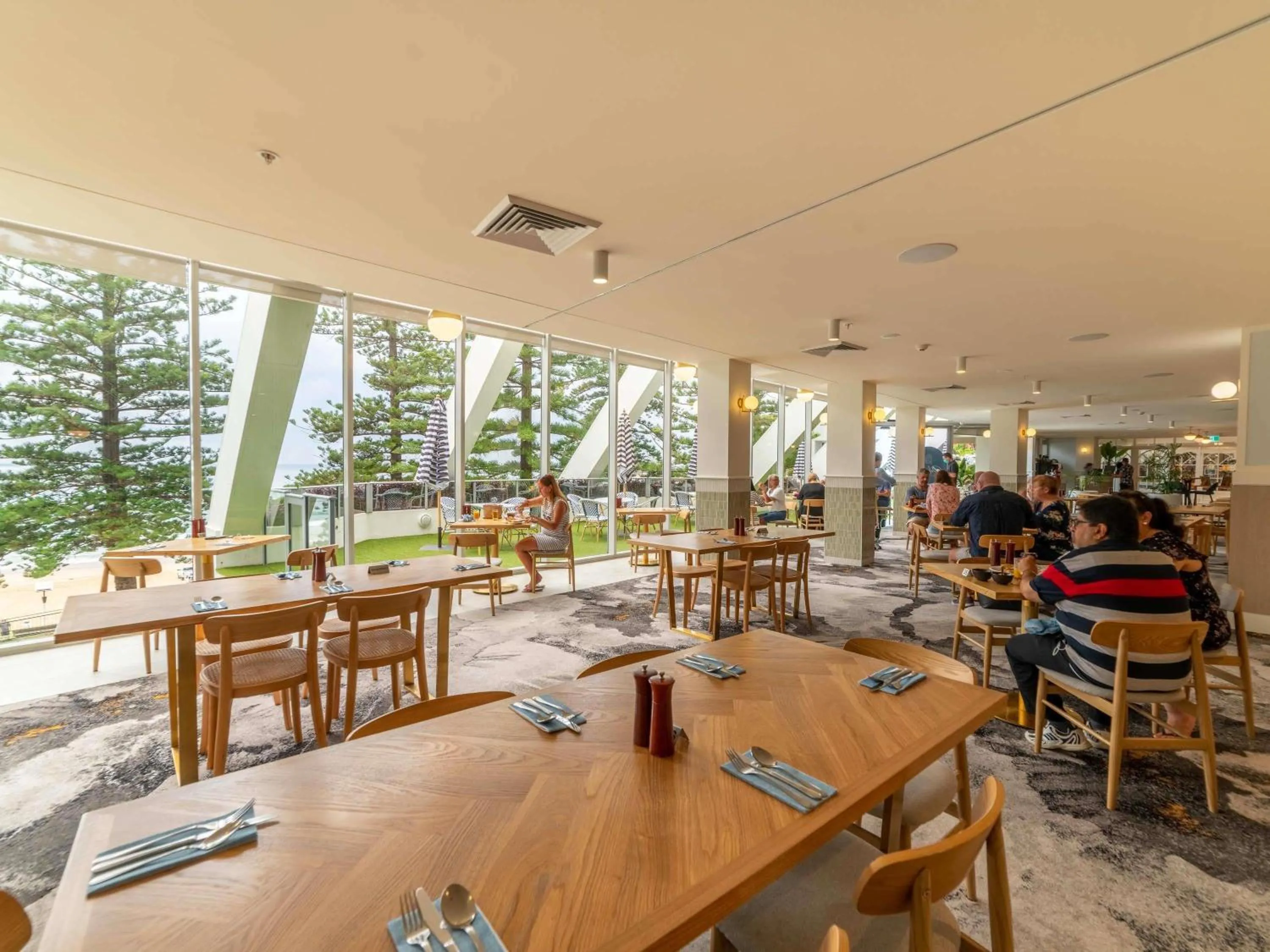 Restaurant/places to eat in Novotel Wollongong Northbeach
