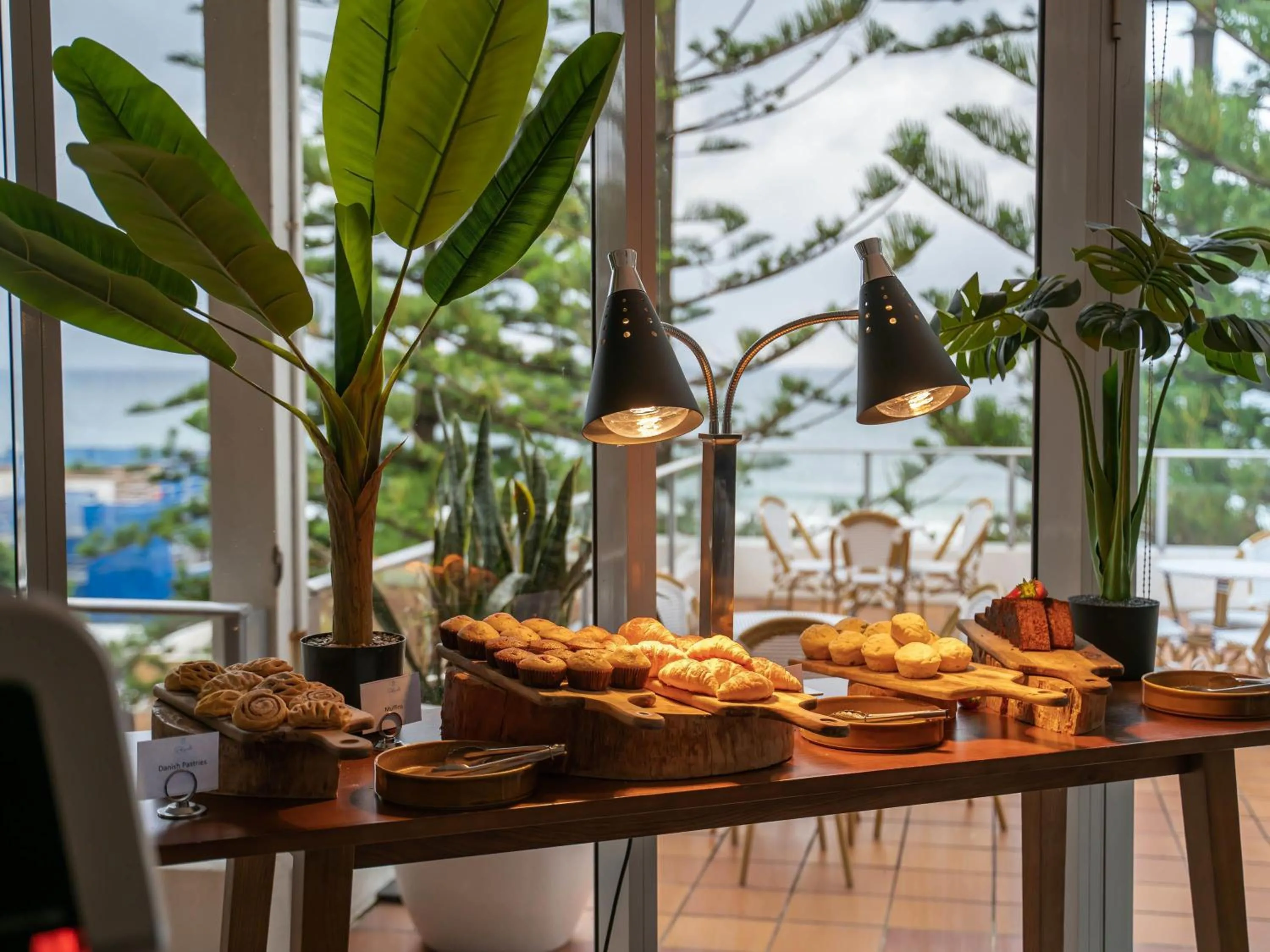 Restaurant/places to eat in Novotel Wollongong Northbeach