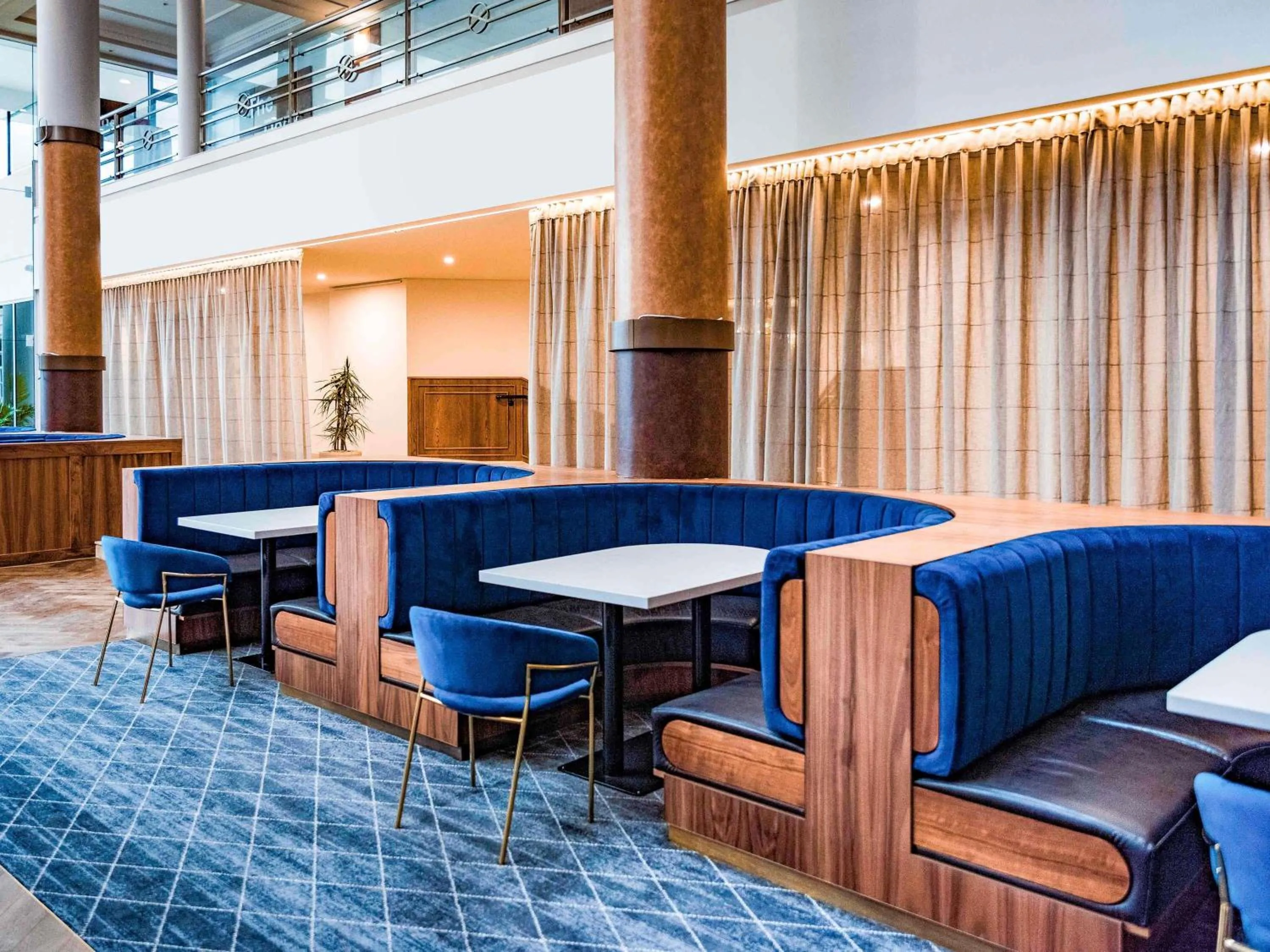 Lounge or bar in Novotel Wollongong Northbeach